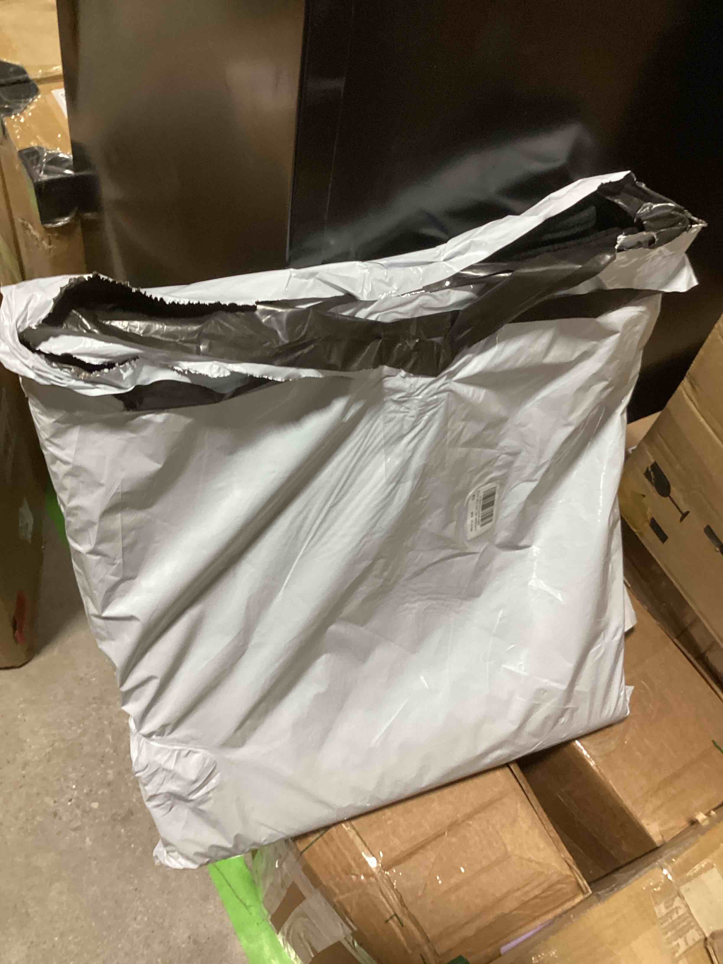 https://s3.amazonaws.com/lotting-images-prod/bidfta/GRA0205509_1729607091041.jpeg