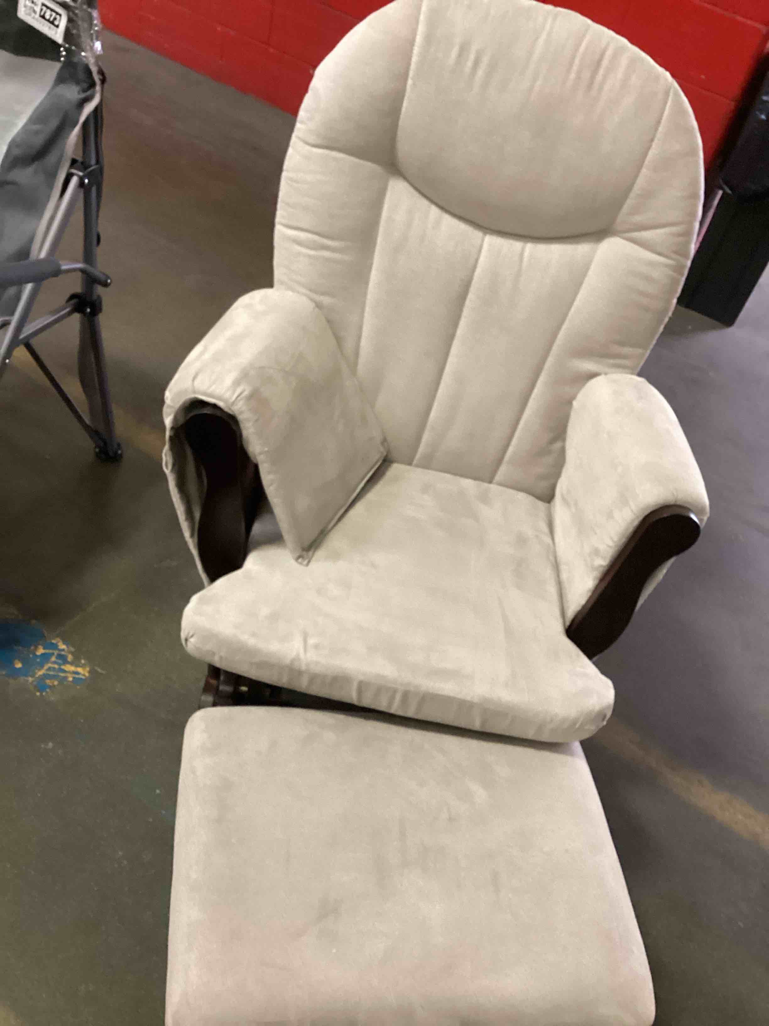 Mecedora Reclinable Member's Mark Con Otomán beige ( used) 