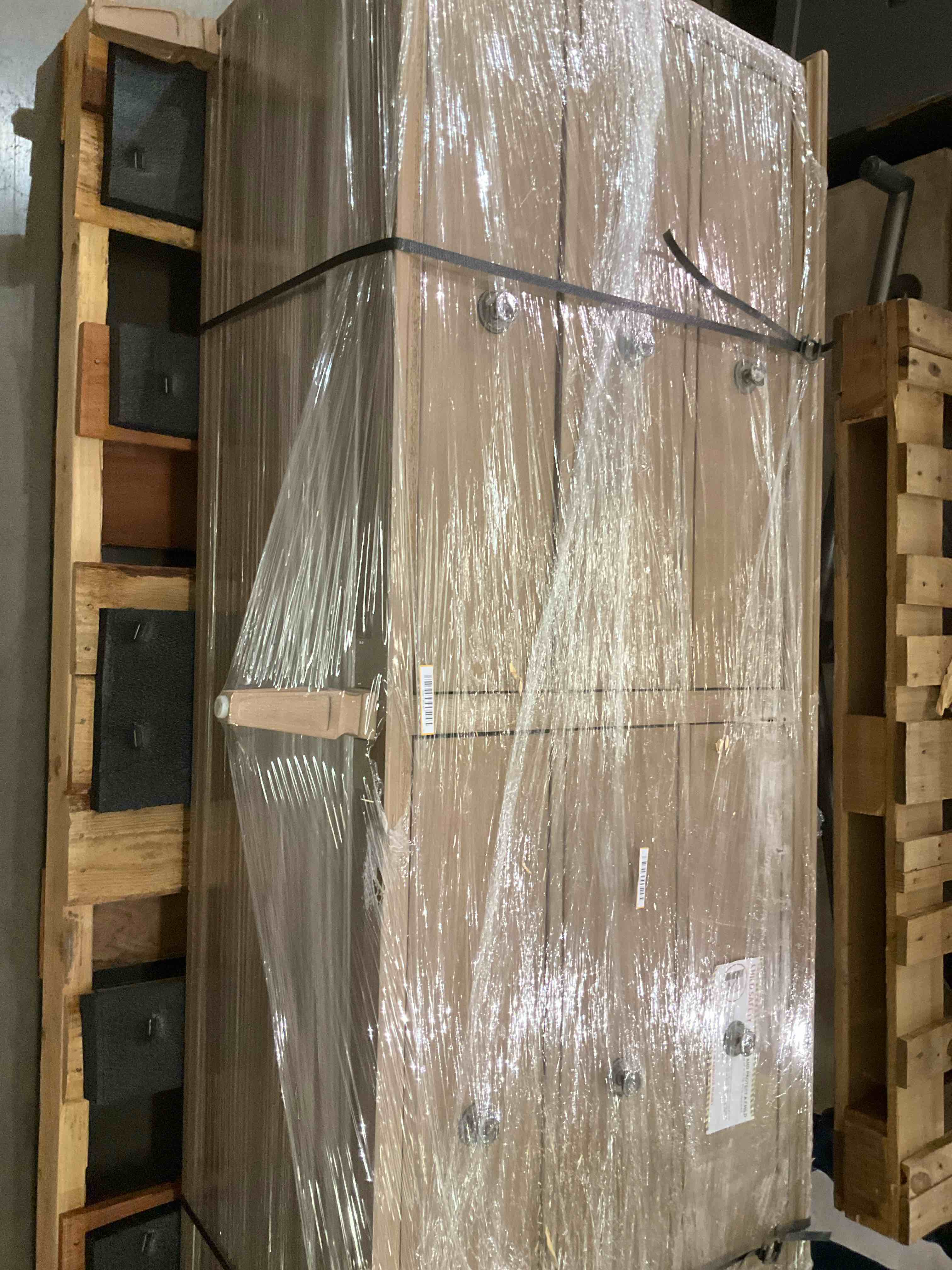 https://s3.amazonaws.com/lotting-images-prod/bidfta/GRA0272070_1730125246853.jpeg