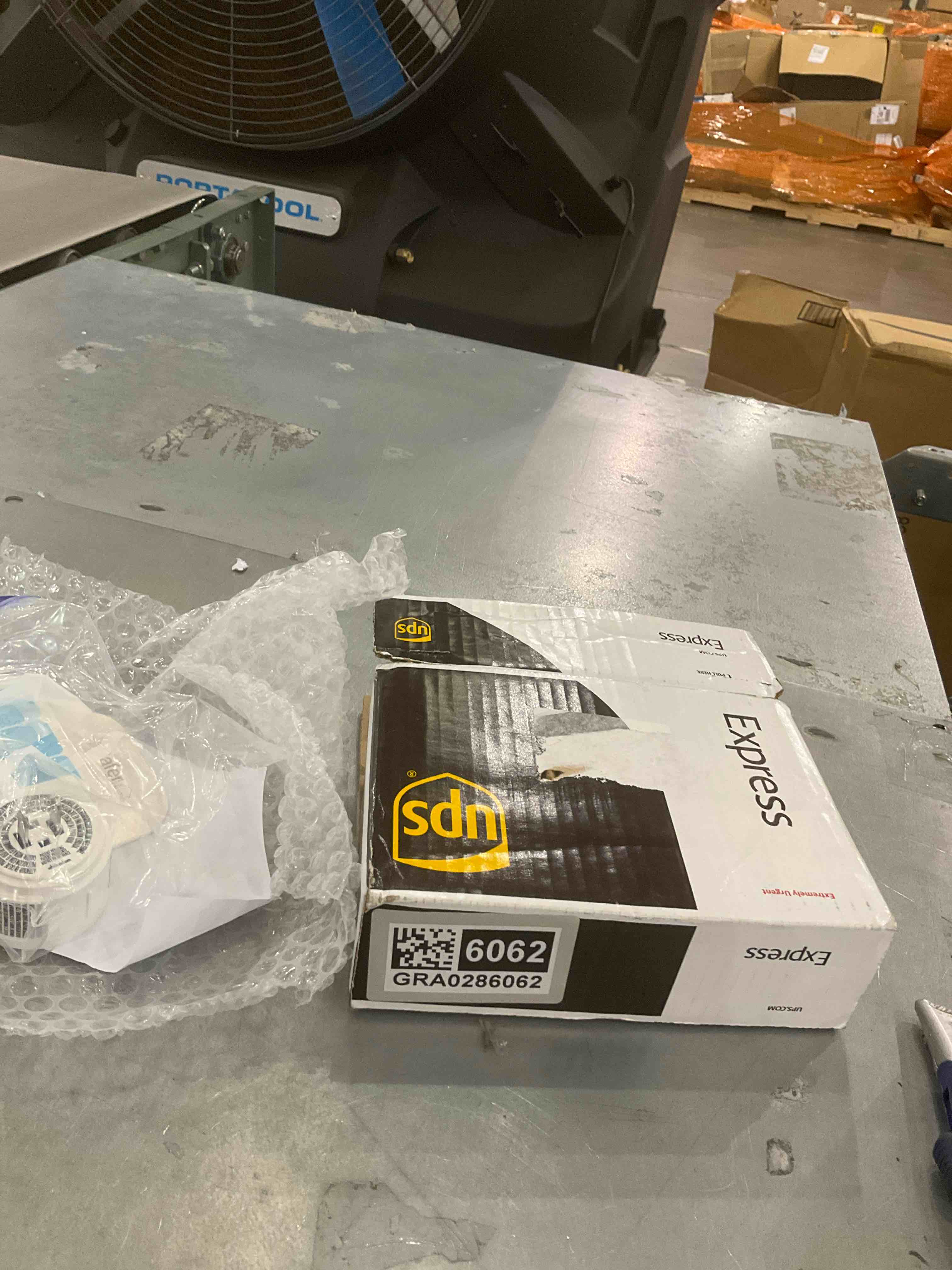 https://s3.amazonaws.com/lotting-images-prod/bidfta/GRA0286062_1729013291381.jpeg