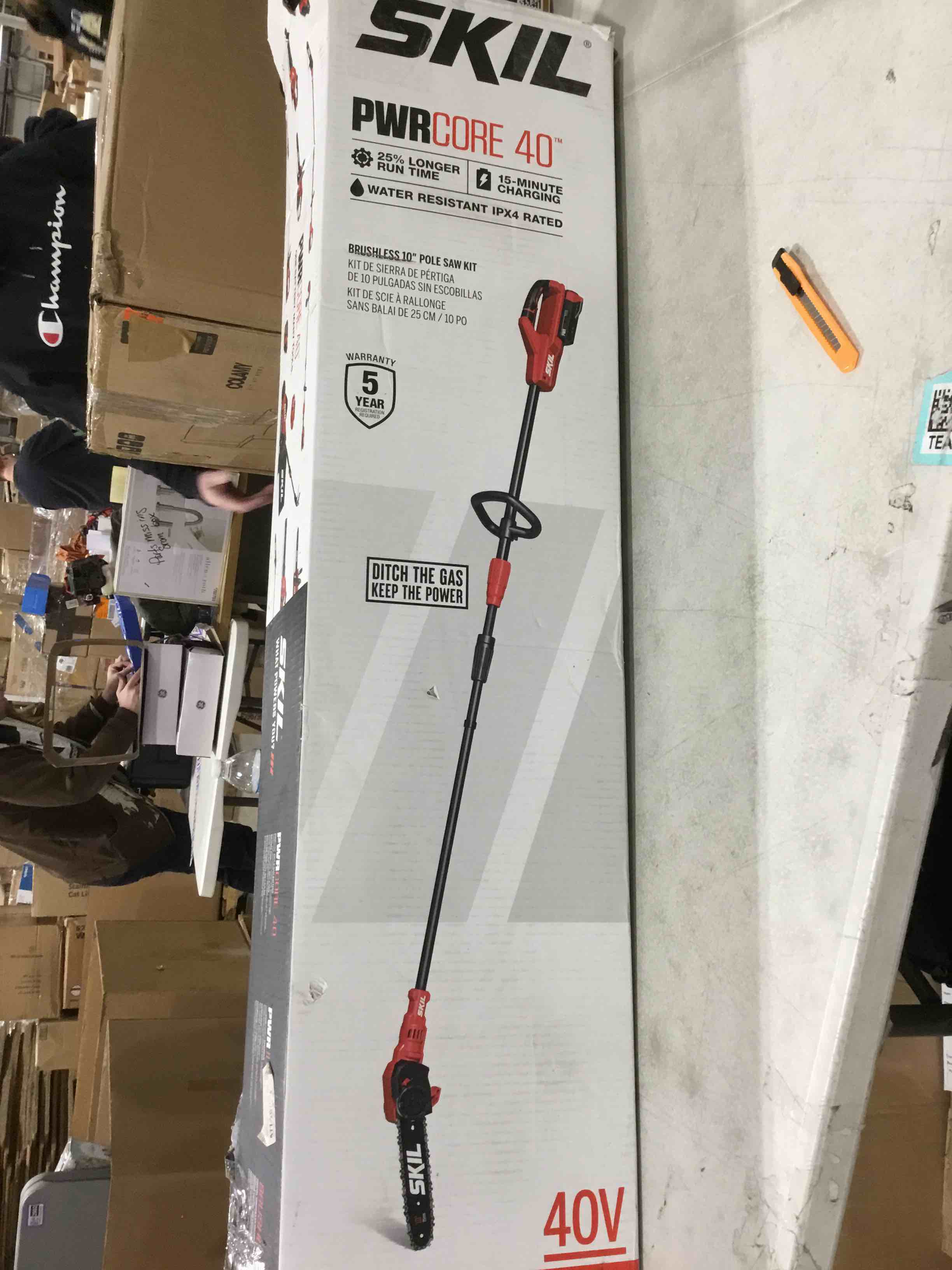 SKIL PWR CORE 40 Brushless 40V 10'' Pole Saw Kit with Over 9ft. Telescoping Shaft & Angled Head, Includes 2.5Ah Battery and Auto PWR Jump Charger - PS4561C-10
