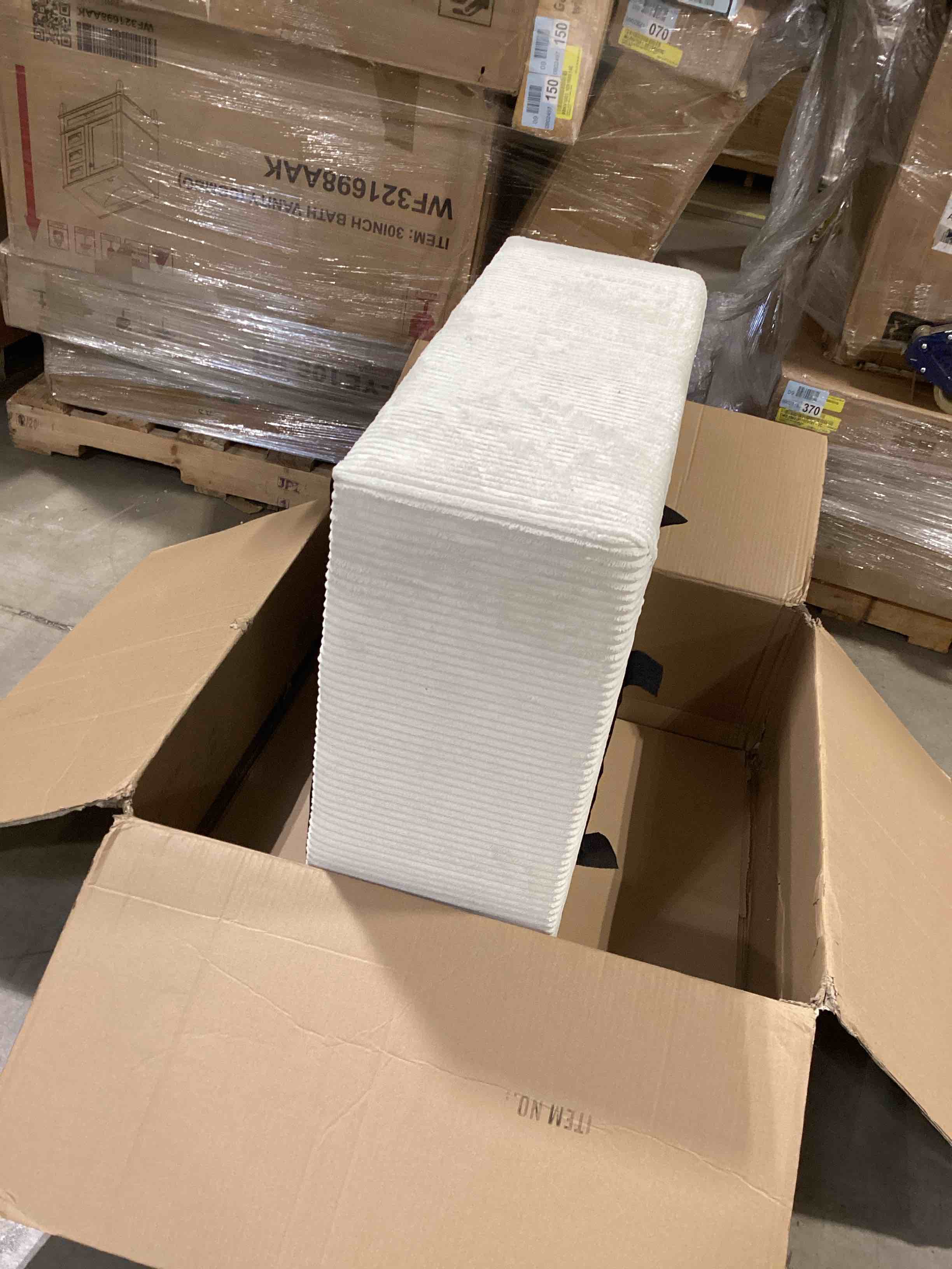 https://s3.amazonaws.com/lotting-images-prod/bidfta/GRA0305563_1736274949878.jpeg