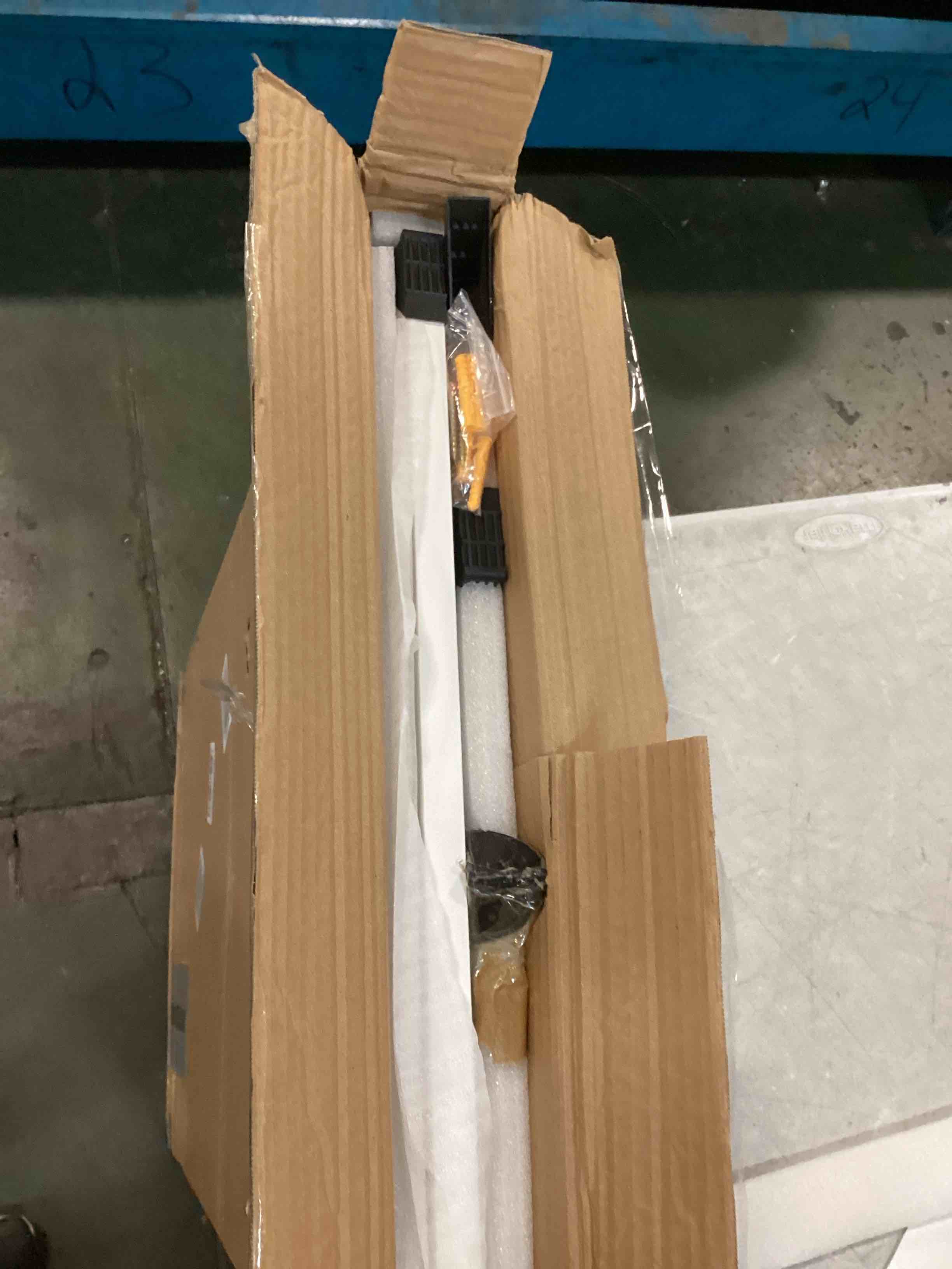 https://s3.amazonaws.com/lotting-images-prod/bidfta/GRA0313177_1729340541640.jpeg