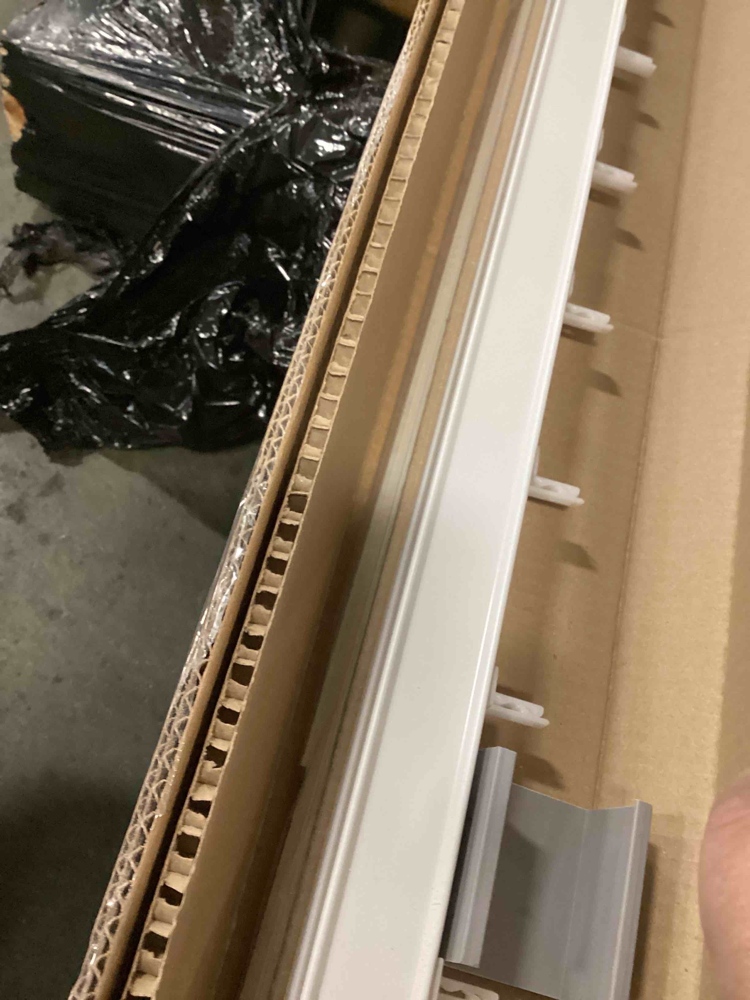 https://s3.amazonaws.com/lotting-images-prod/bidfta/GRA0336464_1729192602778.jpeg