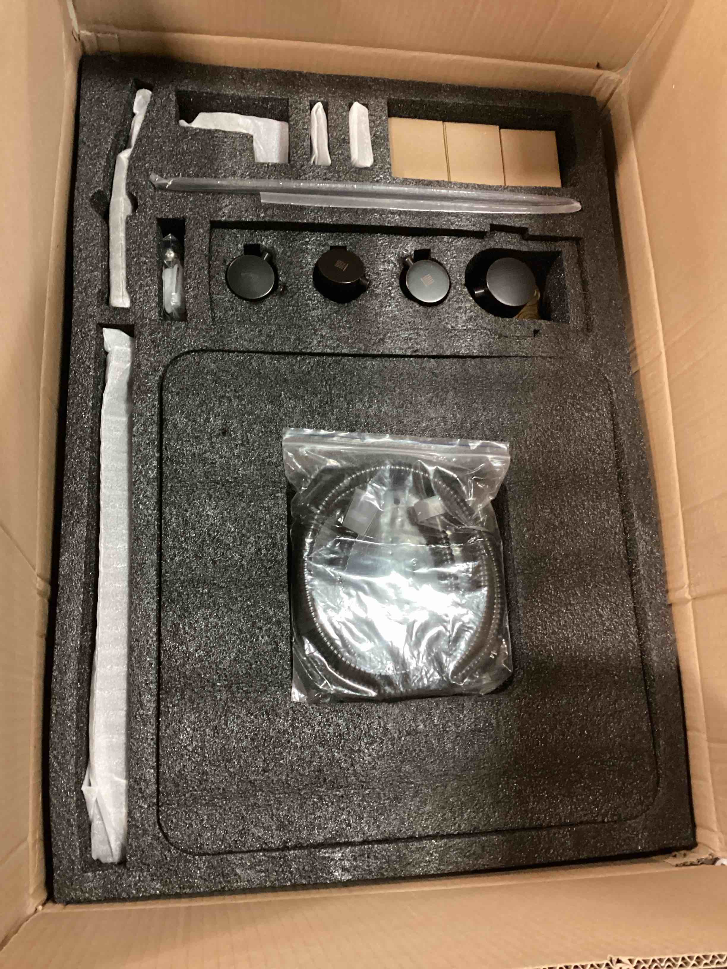 https://s3.amazonaws.com/lotting-images-prod/bidfta/GRA0350301_1732158084552.jpeg