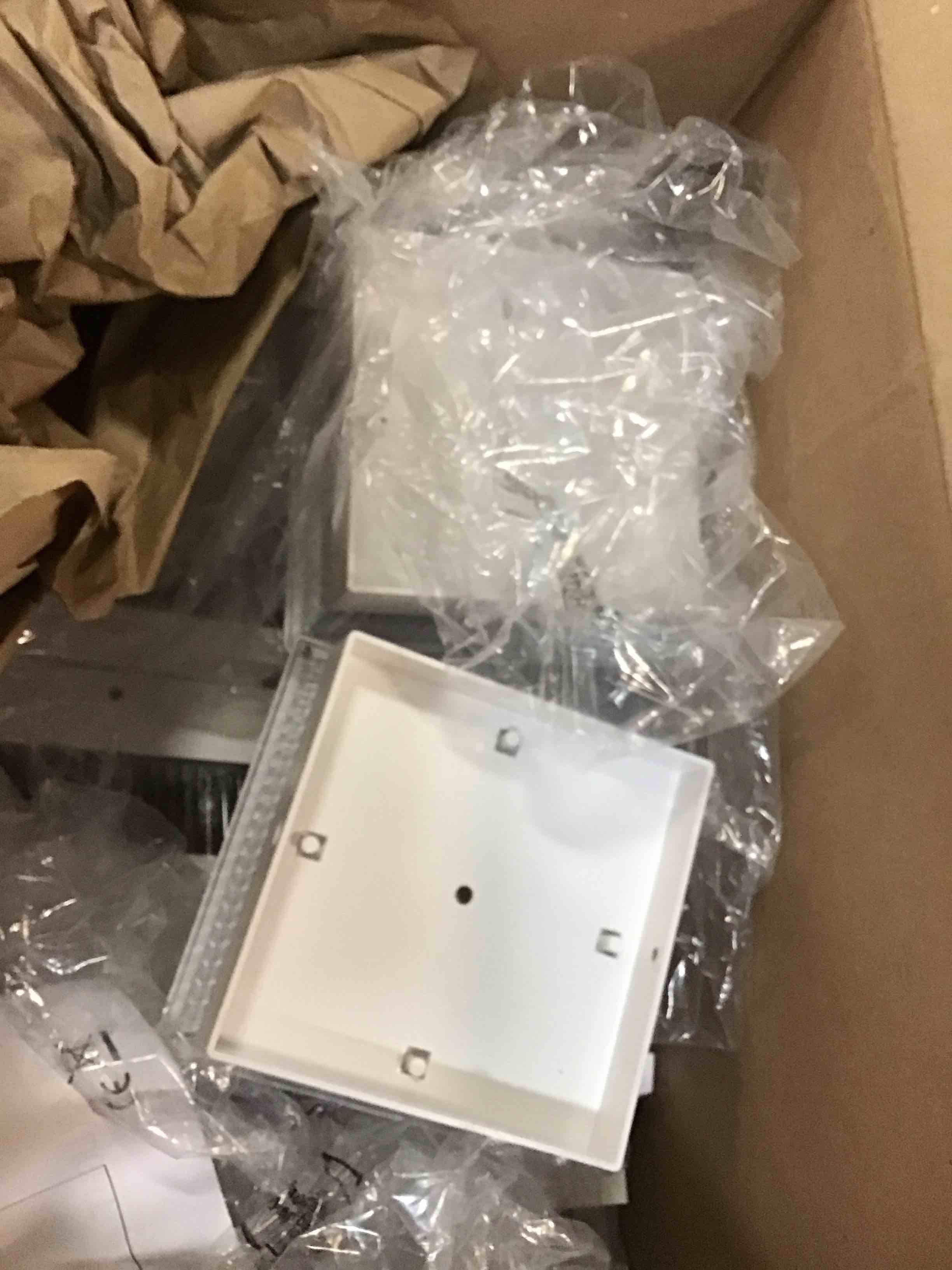 https://s3.amazonaws.com/lotting-images-prod/bidfta/GRA0443618_1730999082665.jpeg