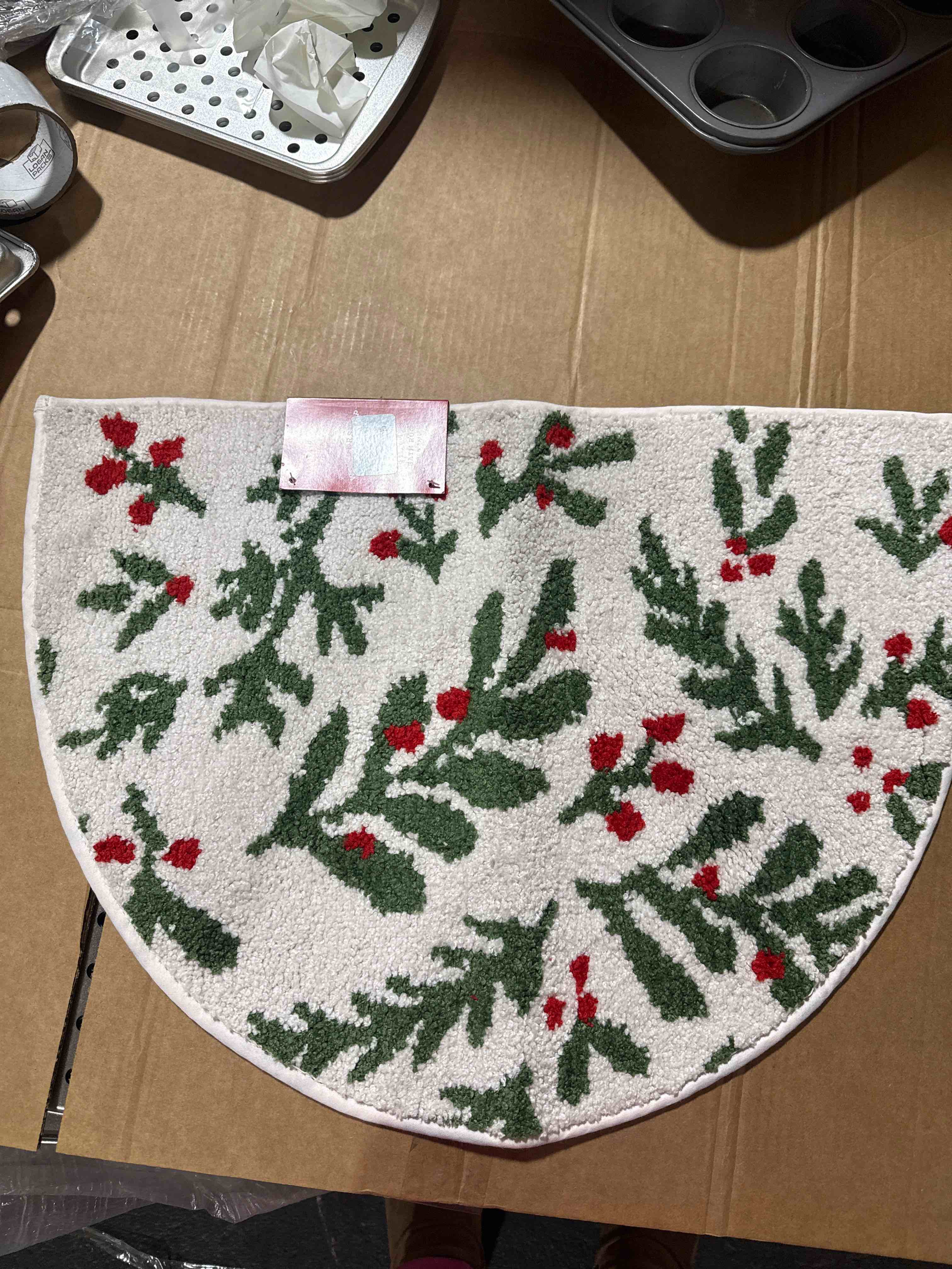Condition photo showing Brand New for wondershop bath rug 