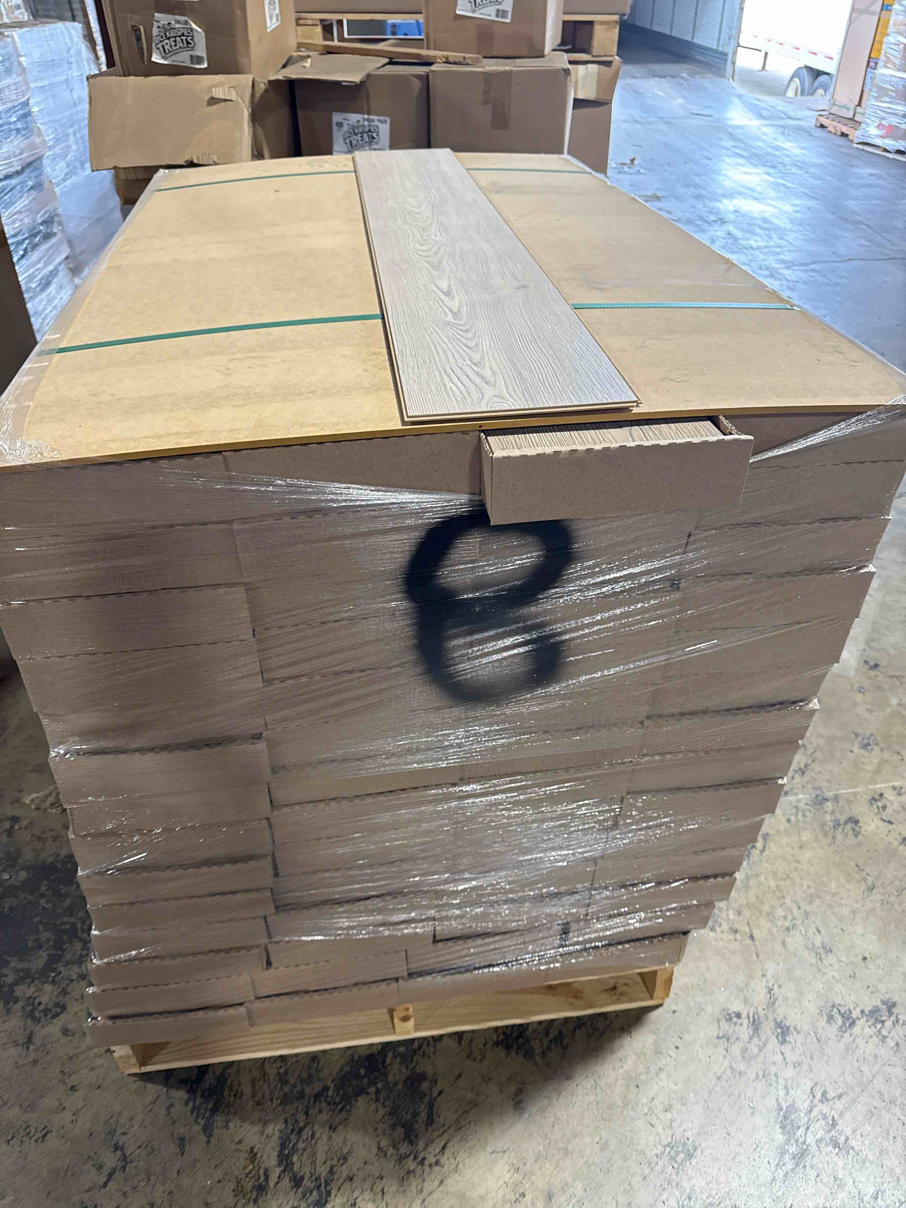 Laminate Wood Flooring (21.05 sq ft/ Box) 56 Boxes - bid per sq ft 