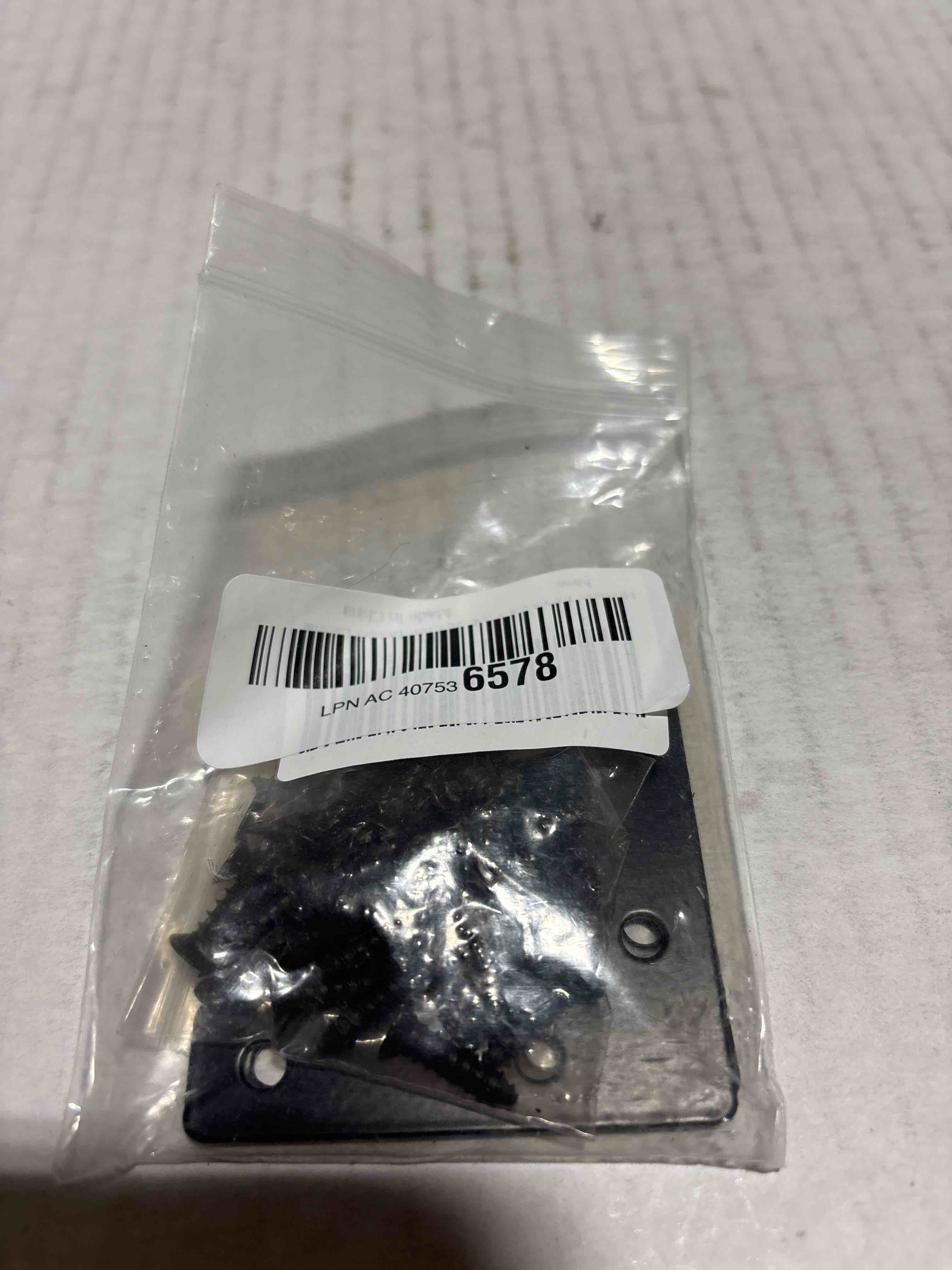 Condition photo showing New/Like New for Hordion 10Pcs 2.4 x 2.4 Inch L Shape Bracket Flat Corner Brace (60 X 60mm), Right Angle Bracket Black Heavy Duty Repair Mending Plates for Wood Furniture Chair Drawer Cabinet 2.4*2.4''/60*60mm, Silver