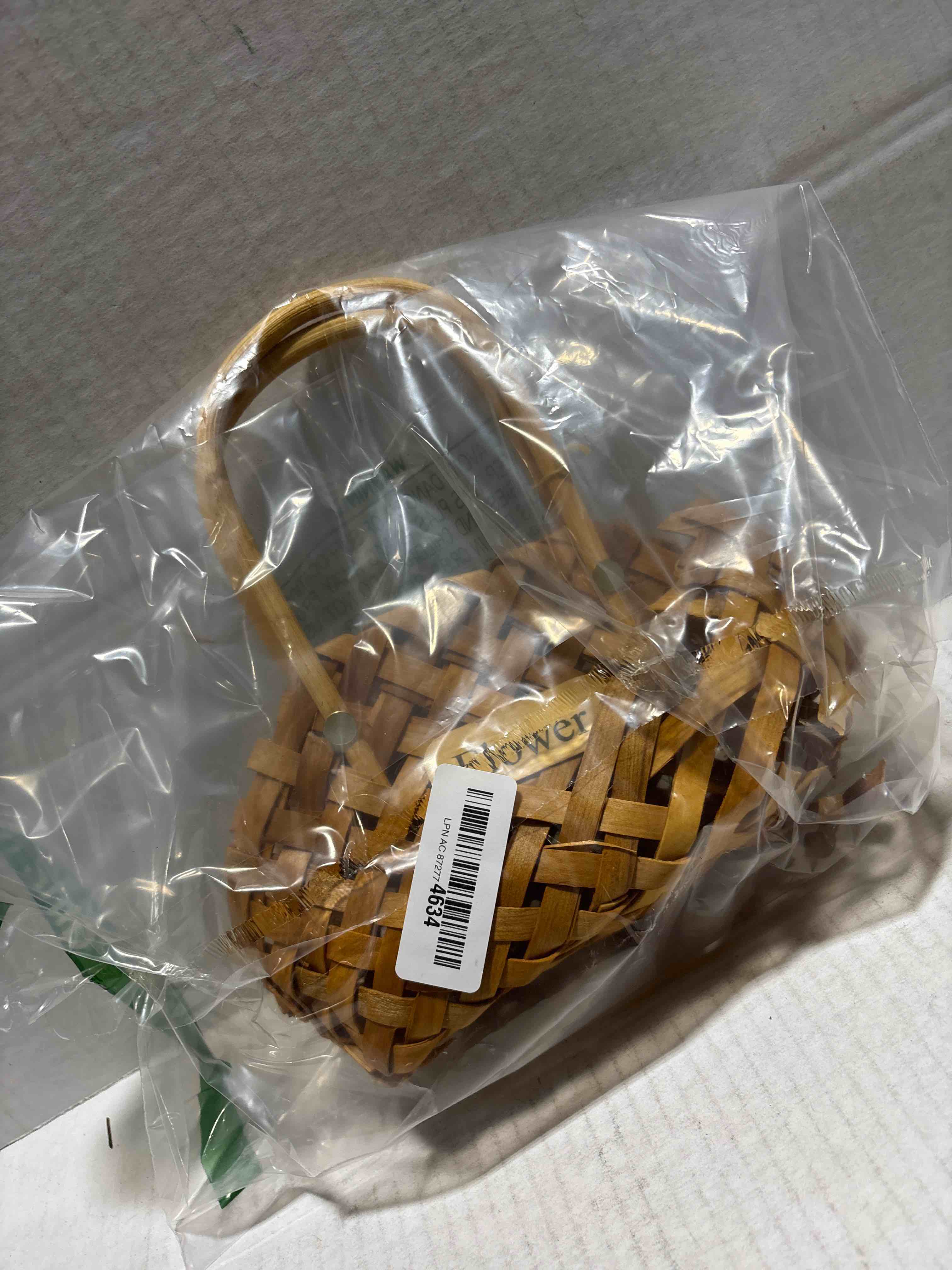 Condition photo showing Good Condition for Wood Baskets Woven Hand-Held Wicker Cachepot For Flowers Pot Wicker Baskets Girl Storage Basket with Handle Wedding Home Decor