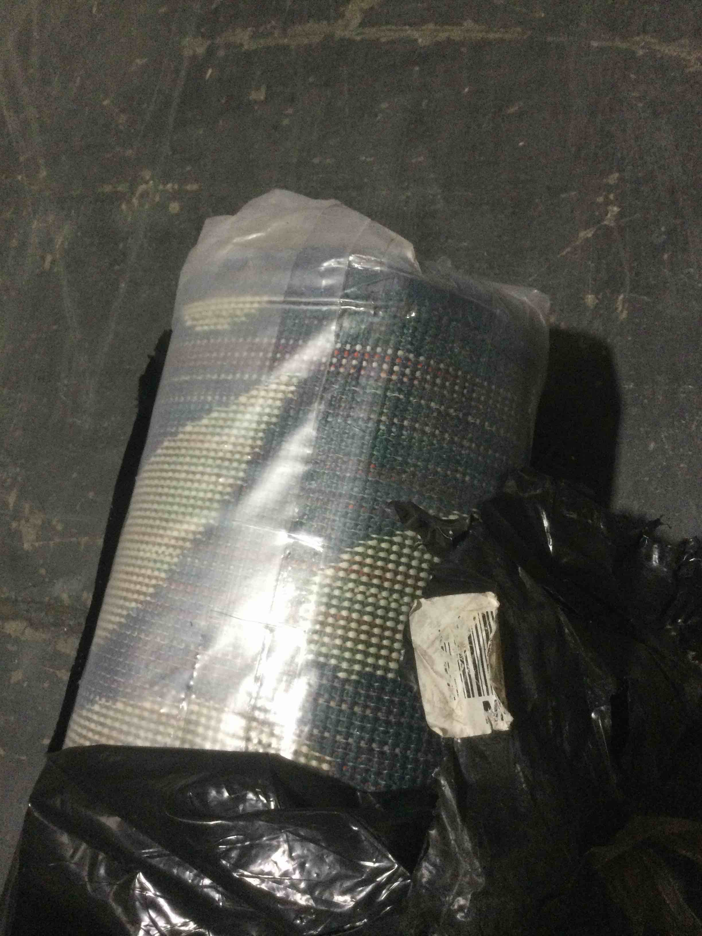 Condition photo showing New/Like New for ultimate innovations 7x10 Bella blossom in/outdoor rug, navy 