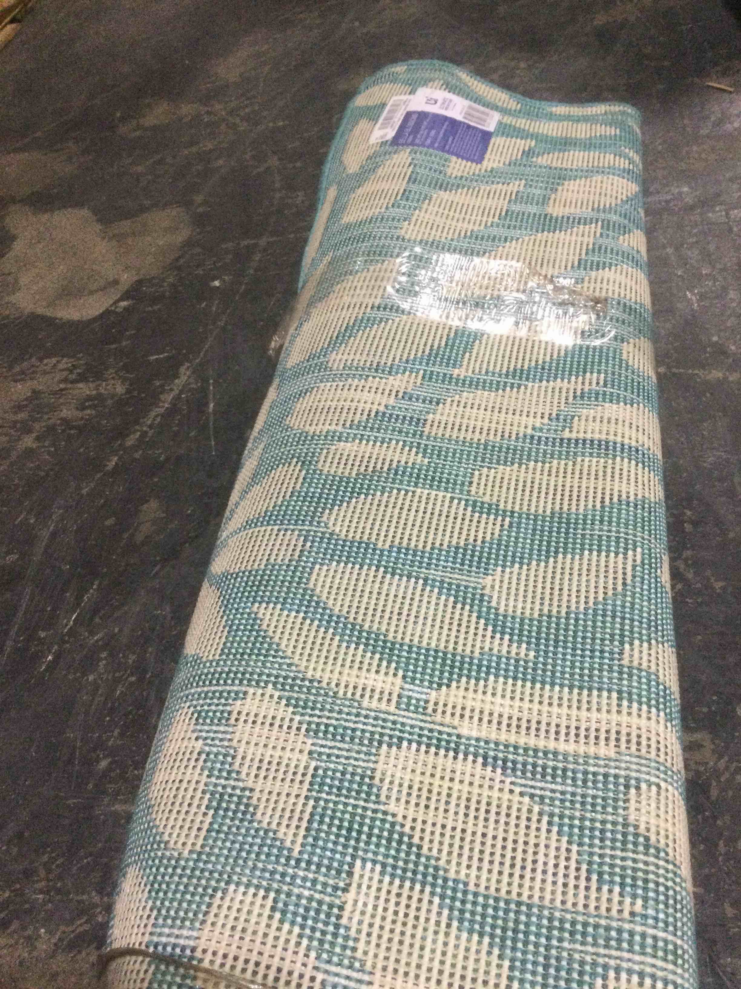 Condition photo showing New/Like New for ultimate innovations 7x10 Bella blossom in/outdoor rug, ocean 