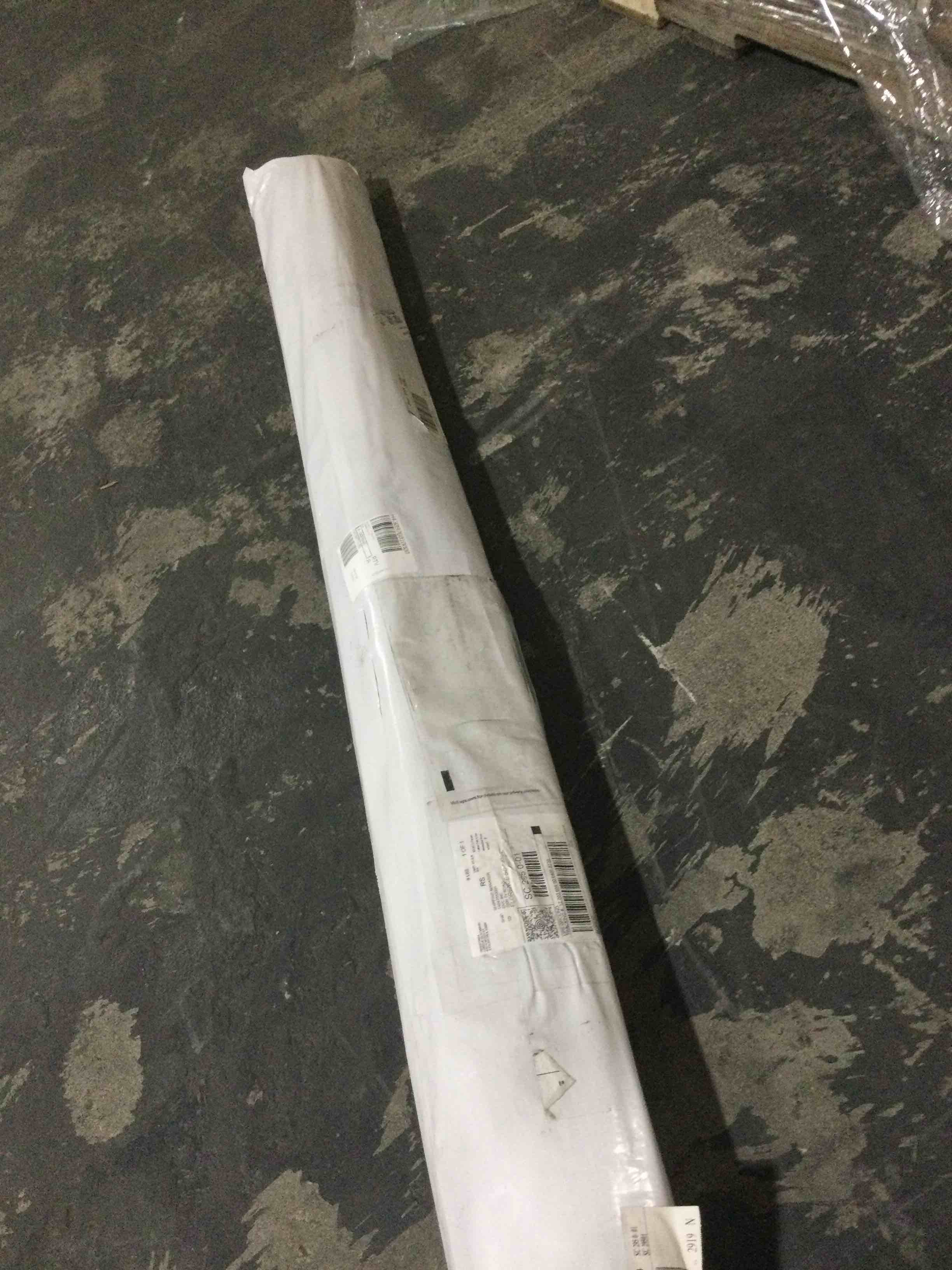 Condition photo showing New/Like New for nourison 5’x7’ honeycomb area rug, beige