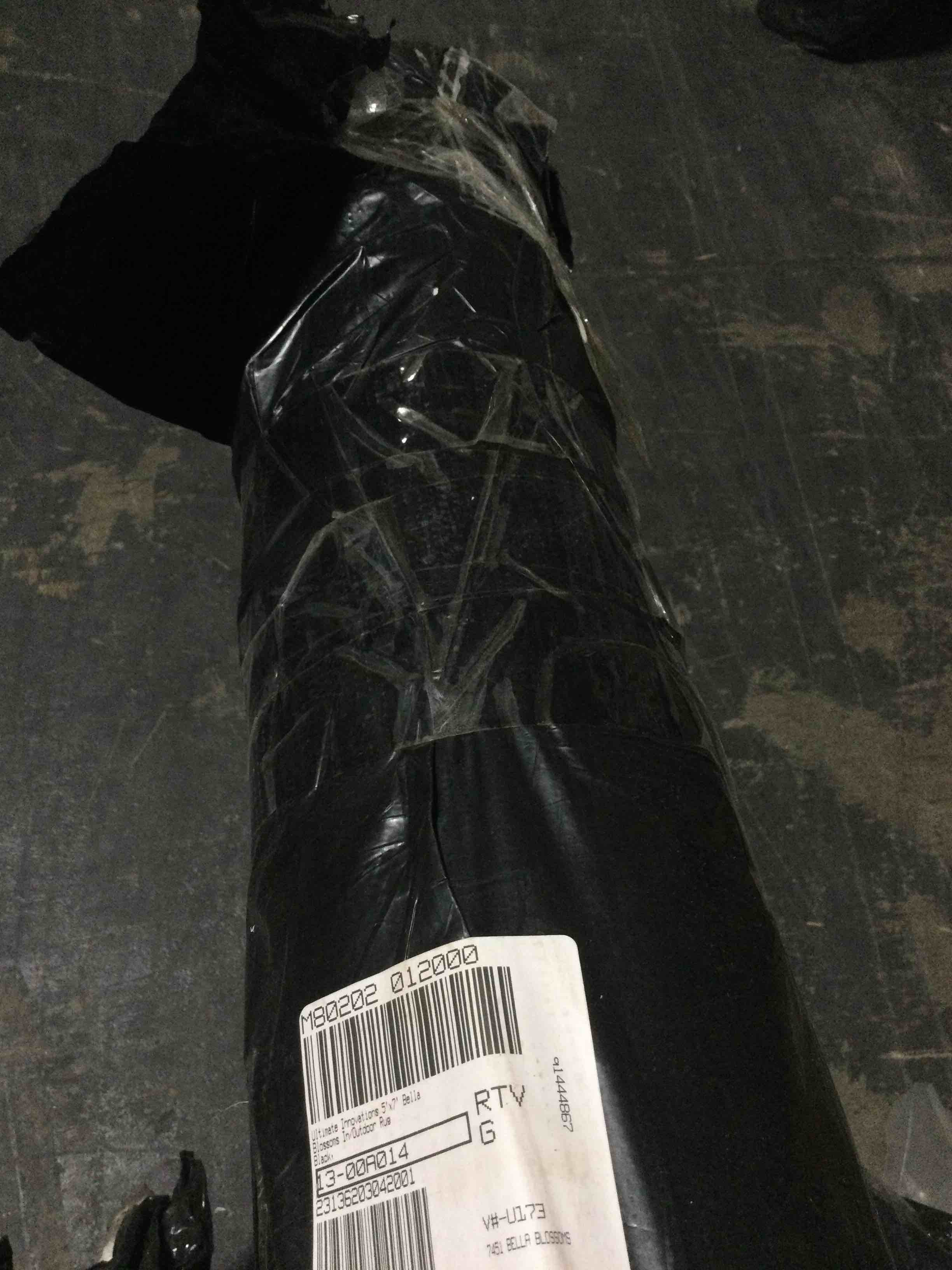 Condition photo showing New/Like New for ultimate innovations bella blossom 5x7 in/outdoor rug, black 