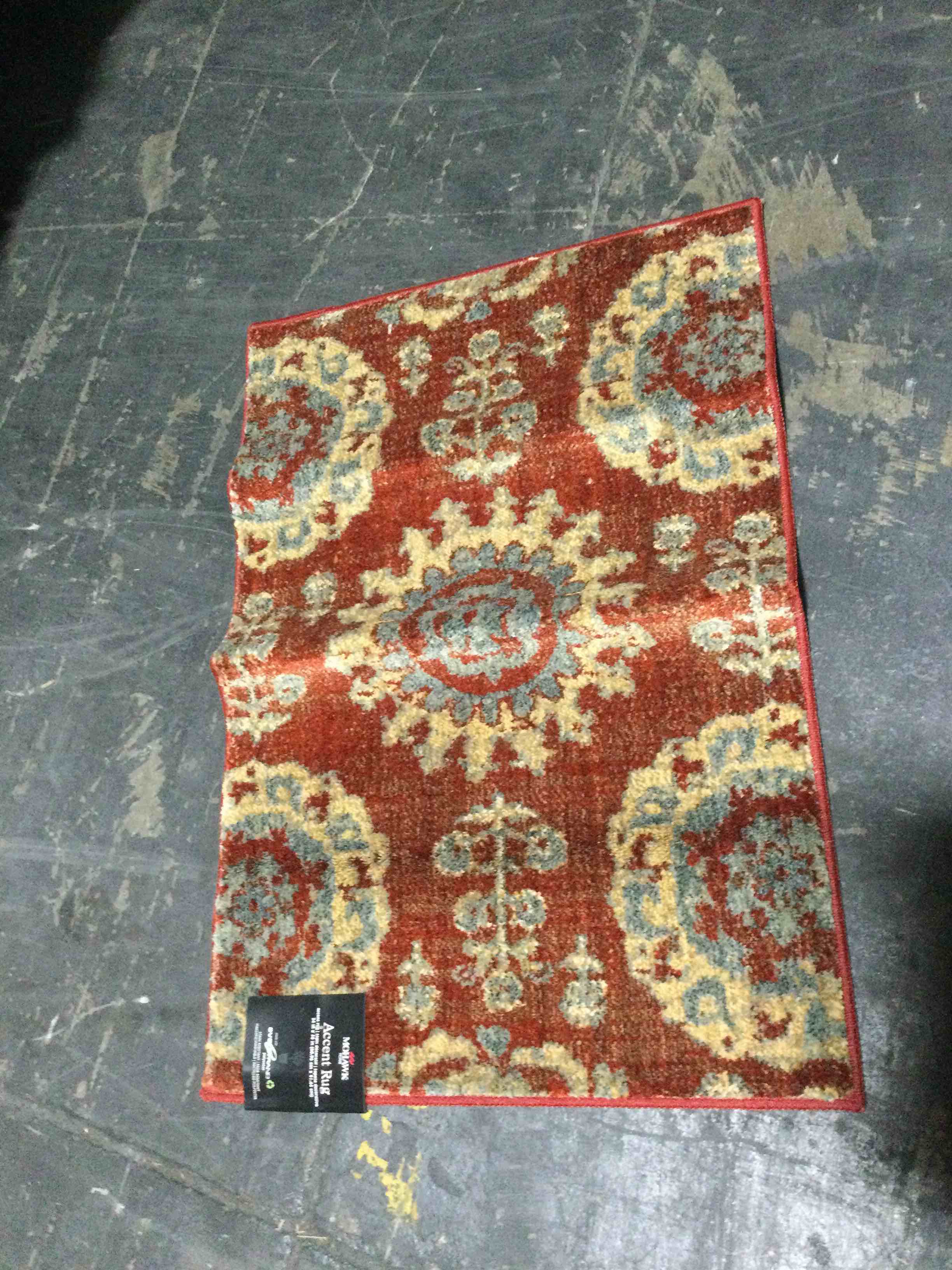 Condition photo showing New/Like New for mohawk belgravia 24”x36” accent rug, red