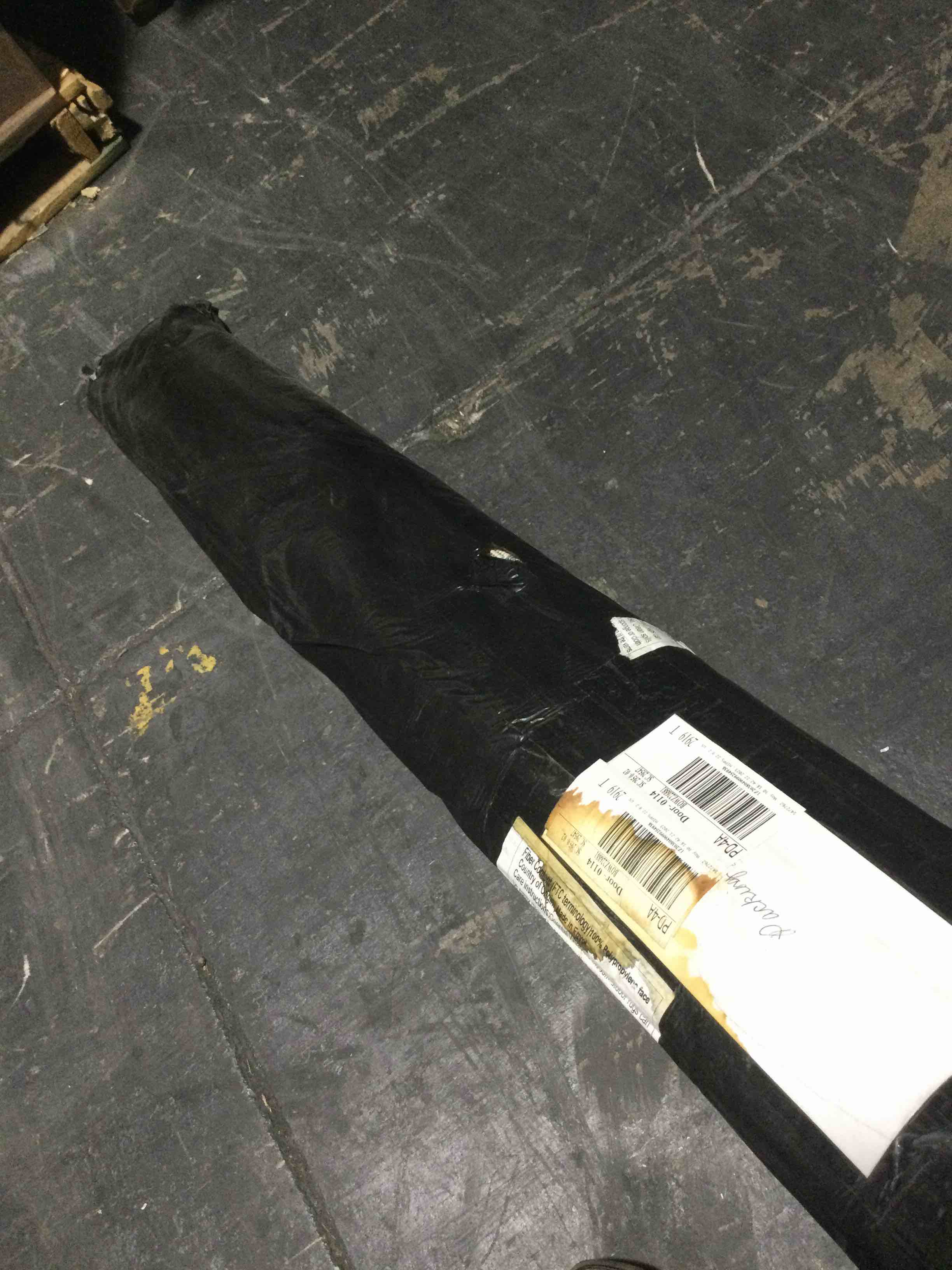 Condition photo showing New/Like New for ultimate innovations island escape 94” round in/outdoor rug, ocean