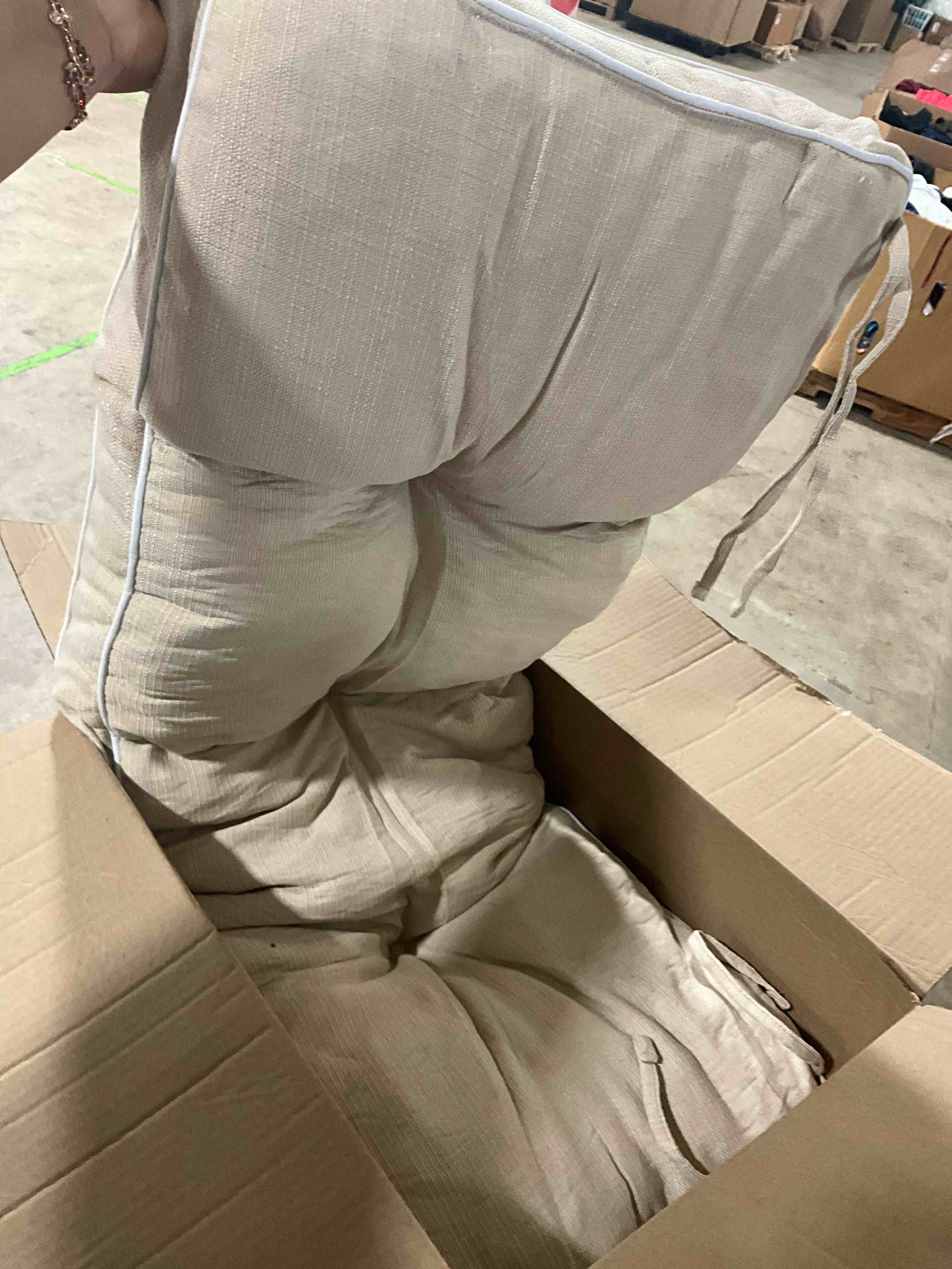 https://s3.amazonaws.com/lotting-images-prod/bidfta/GRA1443790_1753108338091.jpeg