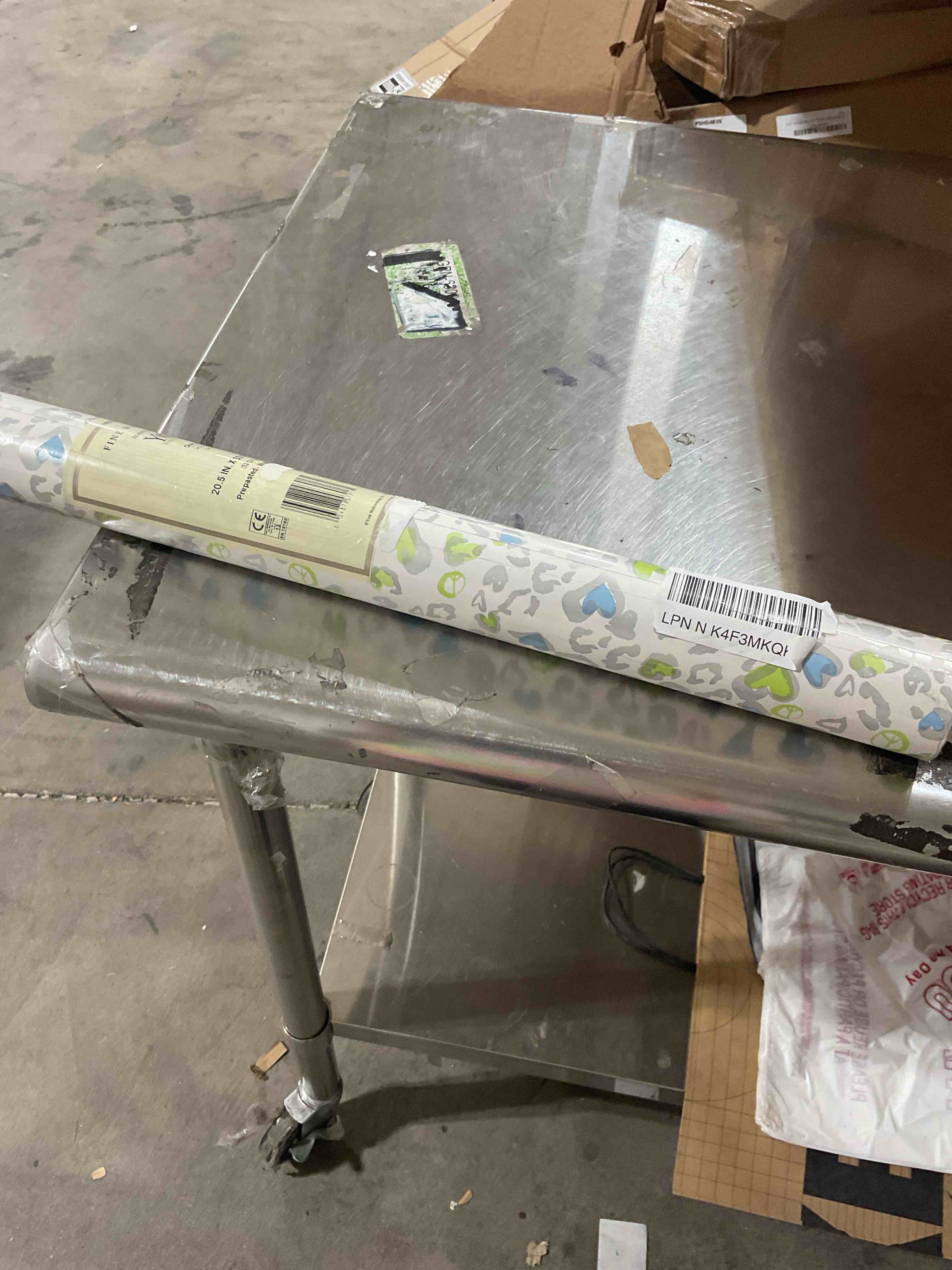 fine wallpapers manufactured by York wall coverings one double roll pattern PW3945 20.5“ x 33‘ equals 56 ft.² pre-pasted washable and strippable