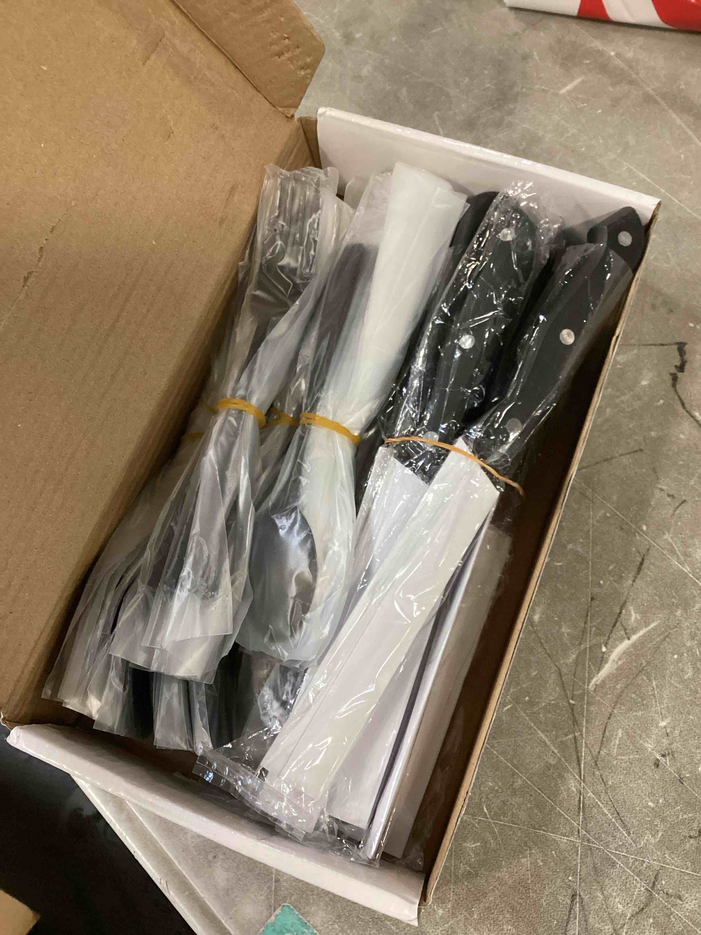 https://s3.amazonaws.com/lotting-images-prod/bidfta/GRA1466835_1733512603958.jpeg