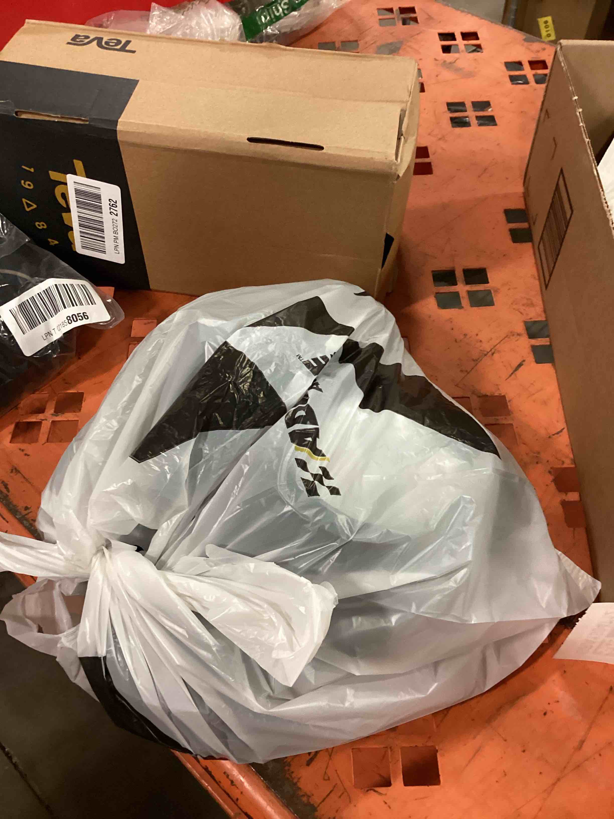 https://s3.amazonaws.com/lotting-images-prod/bidfta/GRA1504712_1750714055905.jpeg