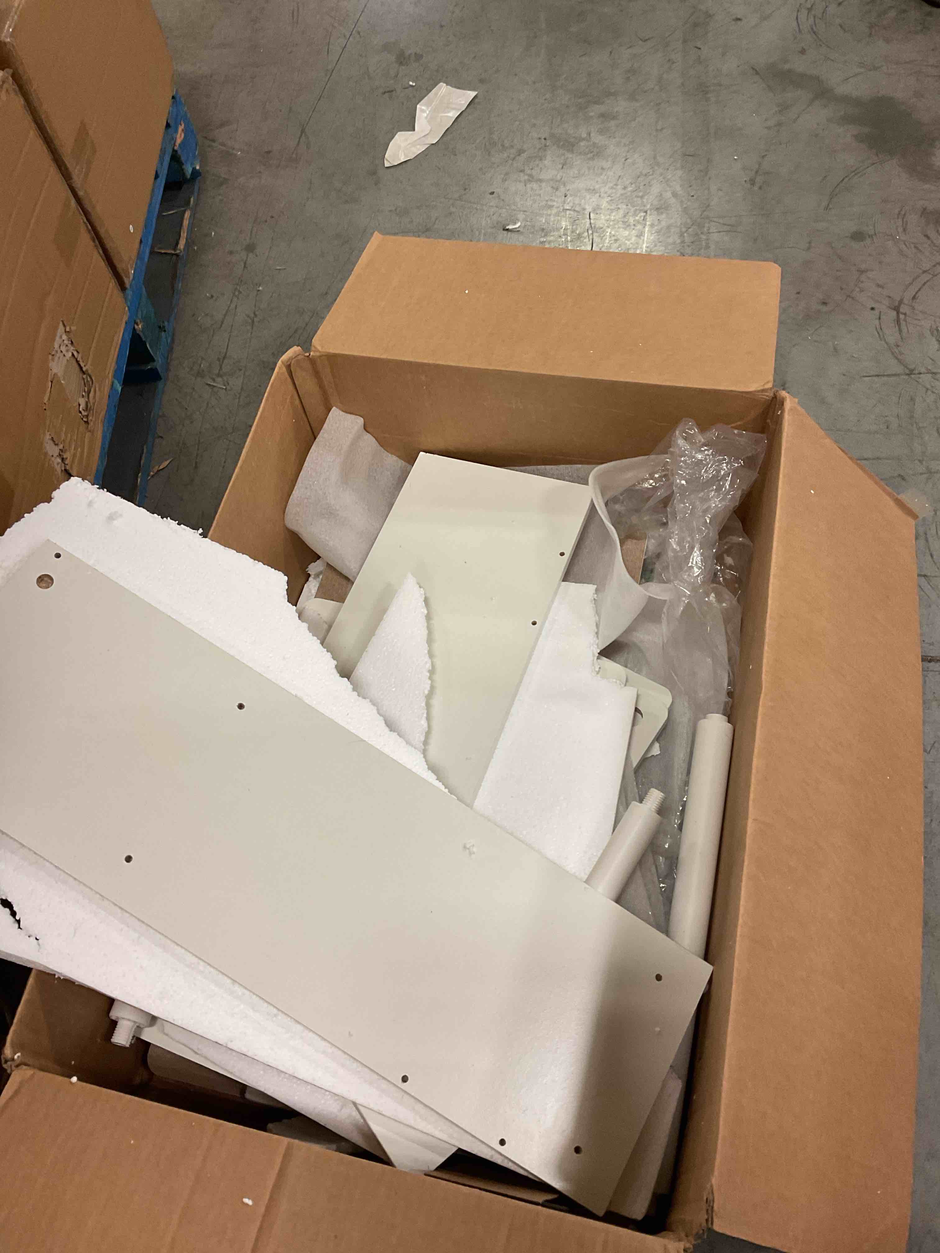 https://s3.amazonaws.com/lotting-images-prod/bidfta/GRA1505741_1754925904461.jpeg