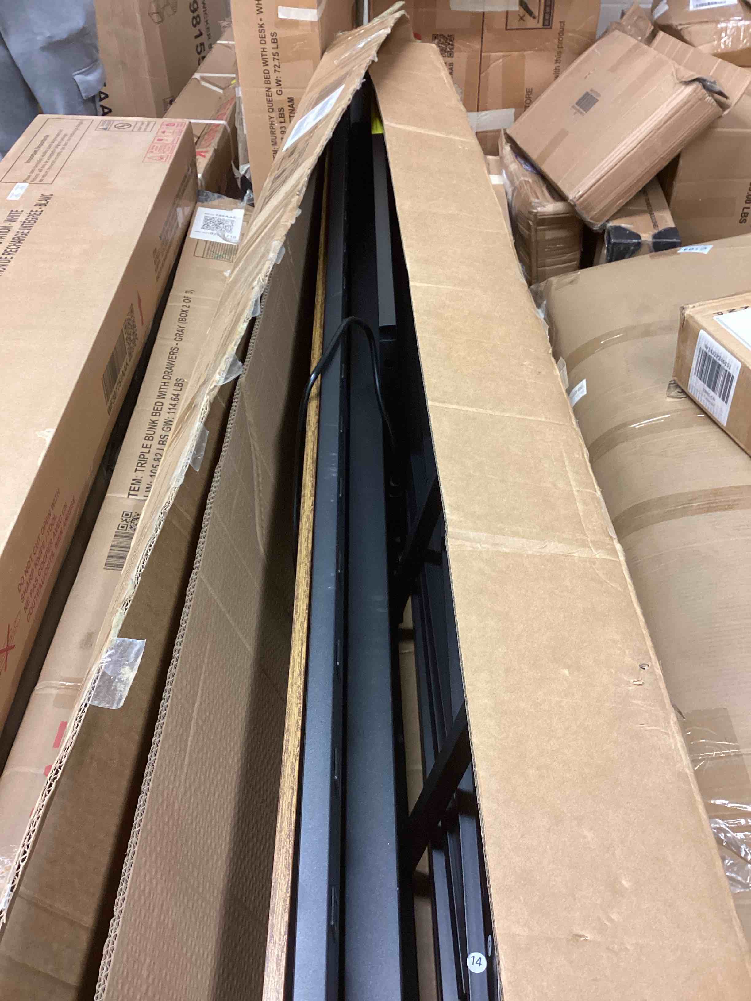 Incomplete metal bed pieces. Just a box to pick up. 