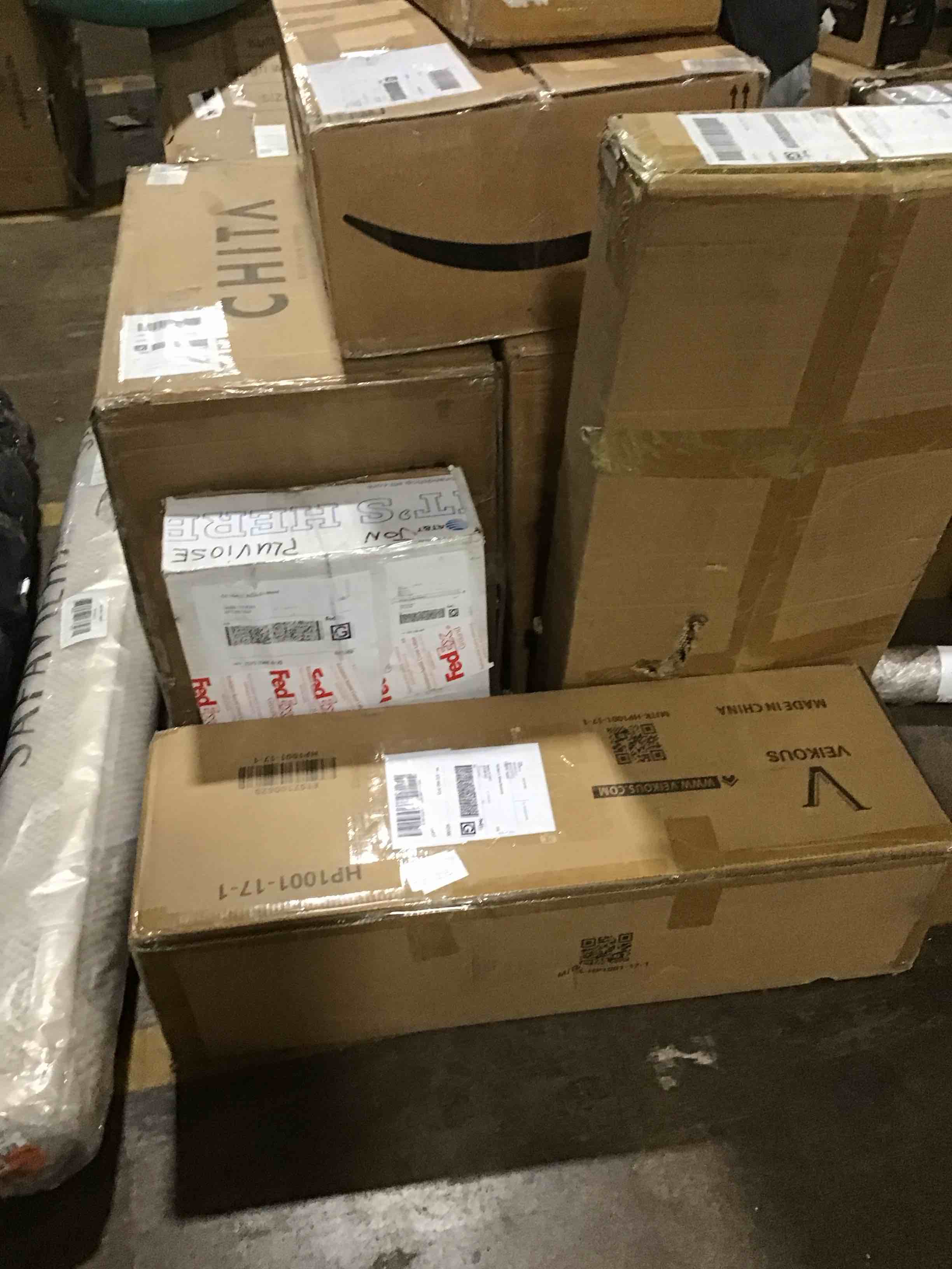 Irjat 6'/7.5' Pre-Lit Snow Flocked Artificial Christmas Tree with Stand, 2 Colors Available