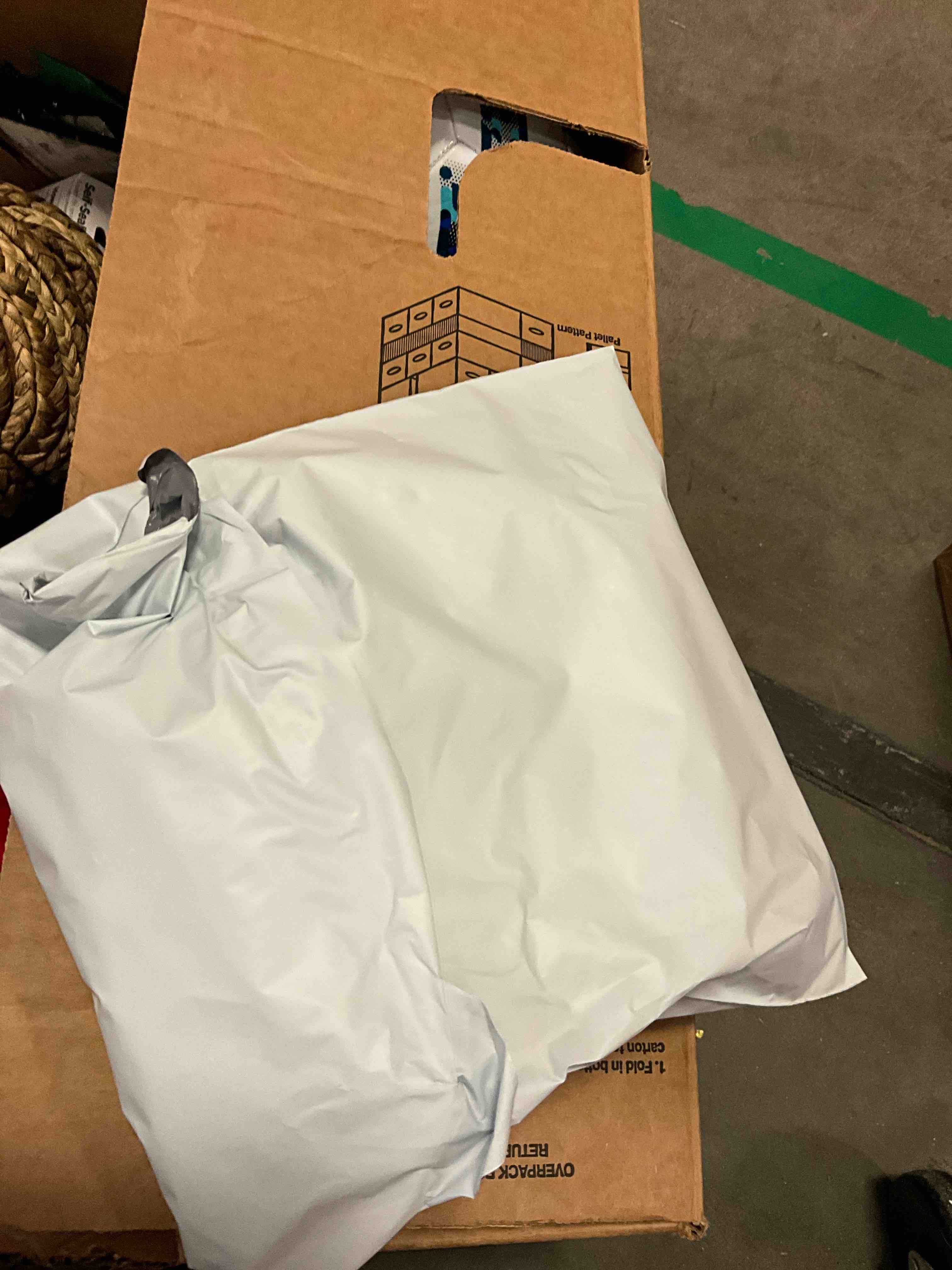 https://s3.amazonaws.com/lotting-images-prod/bidfta/GRA1652359_1750442601907.jpeg