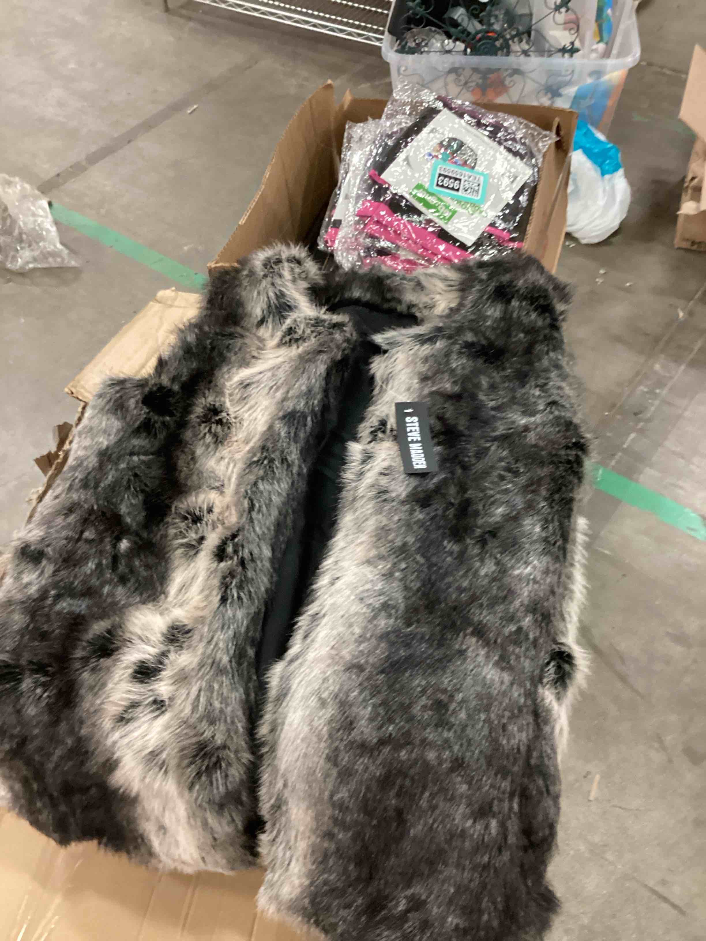 https://s3.amazonaws.com/lotting-images-prod/bidfta/GRA1653776_1756401962032.jpeg