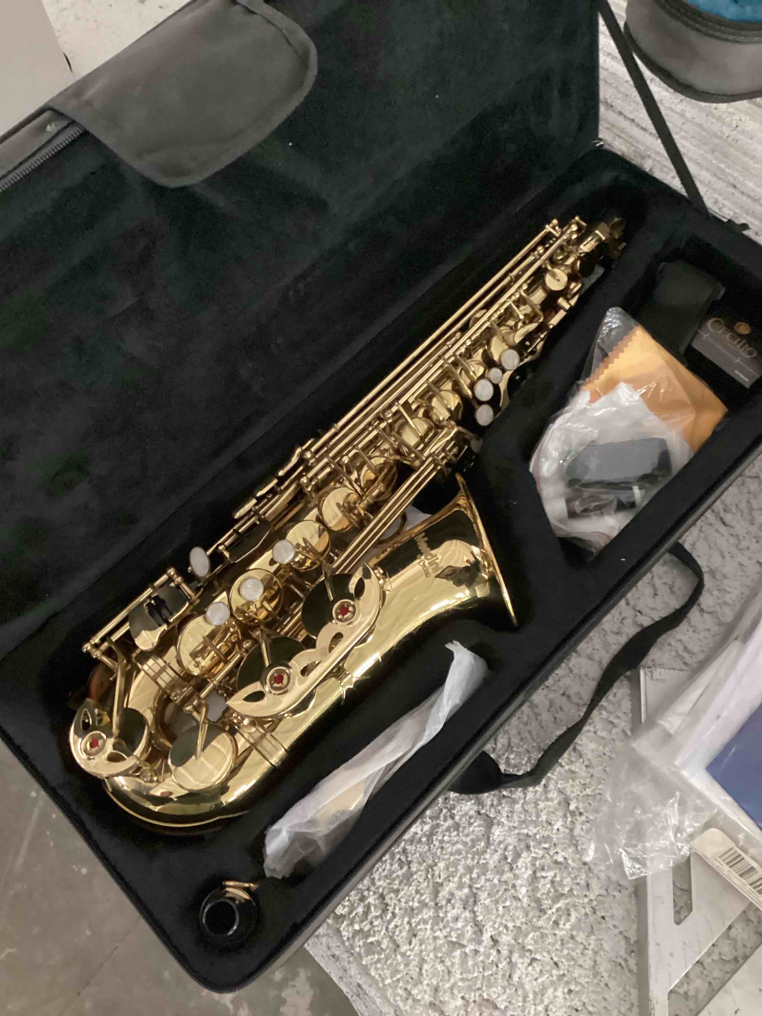 Condition photo showing As Is for Mendini By Cecilio Eb Alto Saxophone - Case, Tuner, Mouthpiece, 10 Reeds, Pocketbook - Gold & Nickel E Flat Musical Instruments