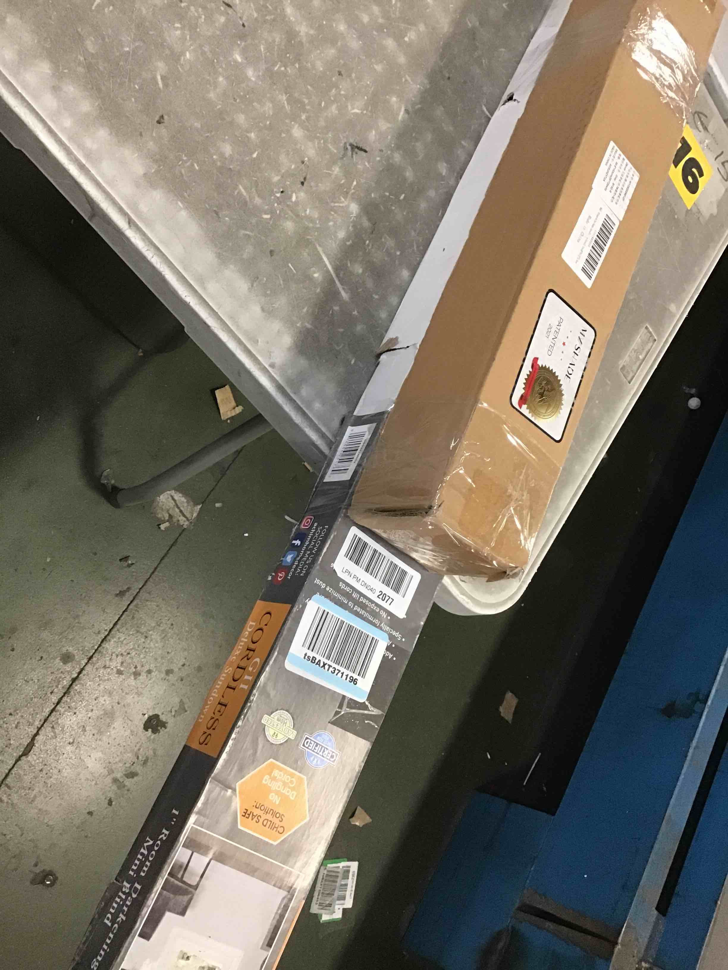 https://s3.amazonaws.com/lotting-images-prod/bidfta/GRA1705971_1736356312112.jpeg