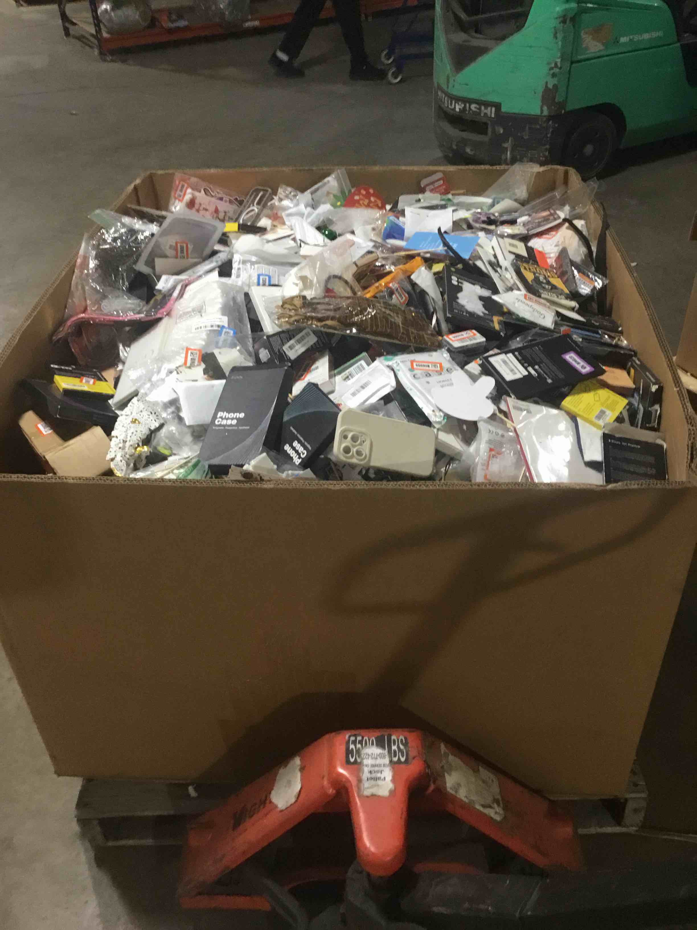 Miscellaneous bin store merchandise skidlot 