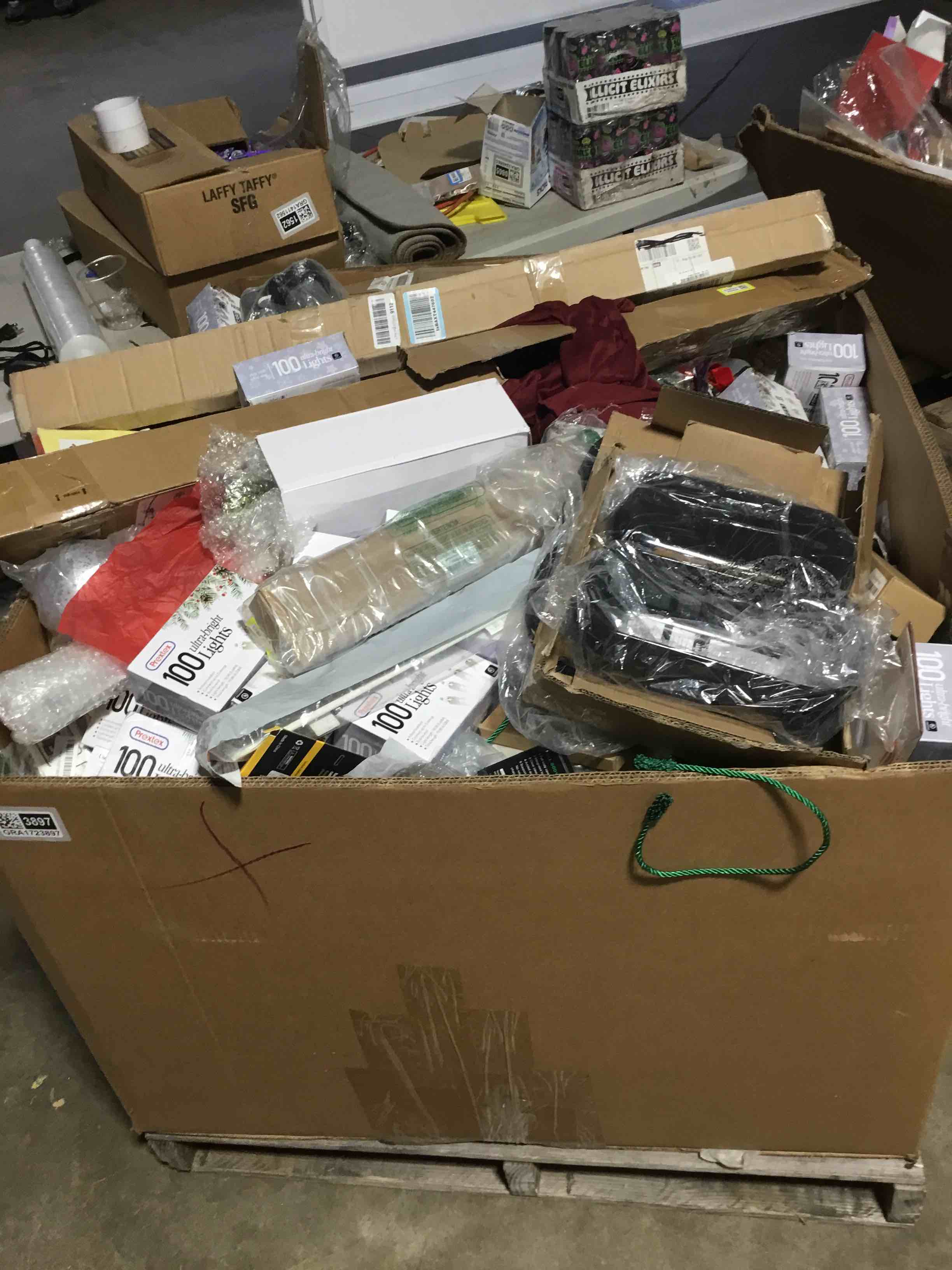 Miscellaneous bin merchandise skidlot 