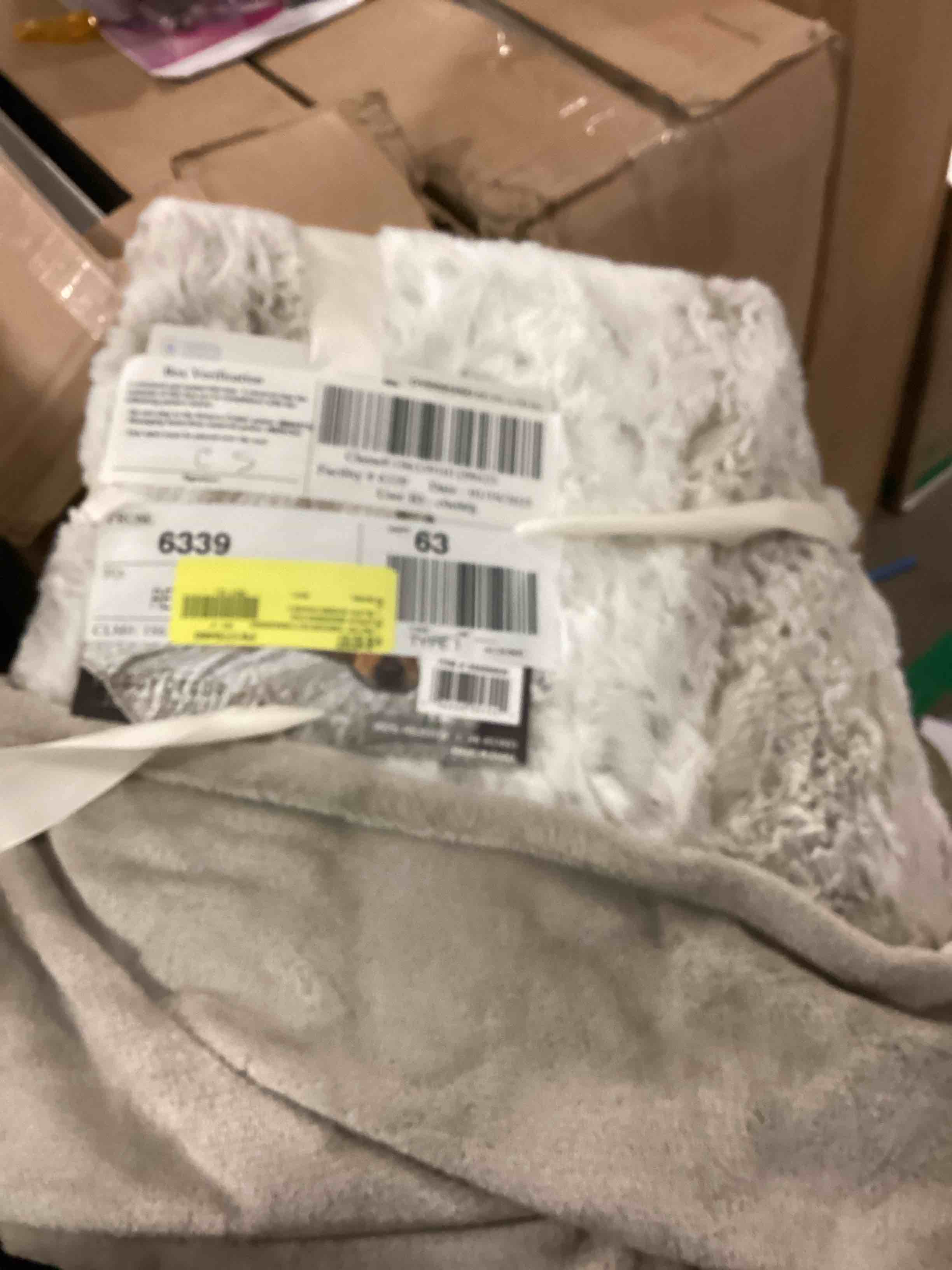 https://s3.amazonaws.com/lotting-images-prod/bidfta/GRA1761322_1741377570425.jpeg