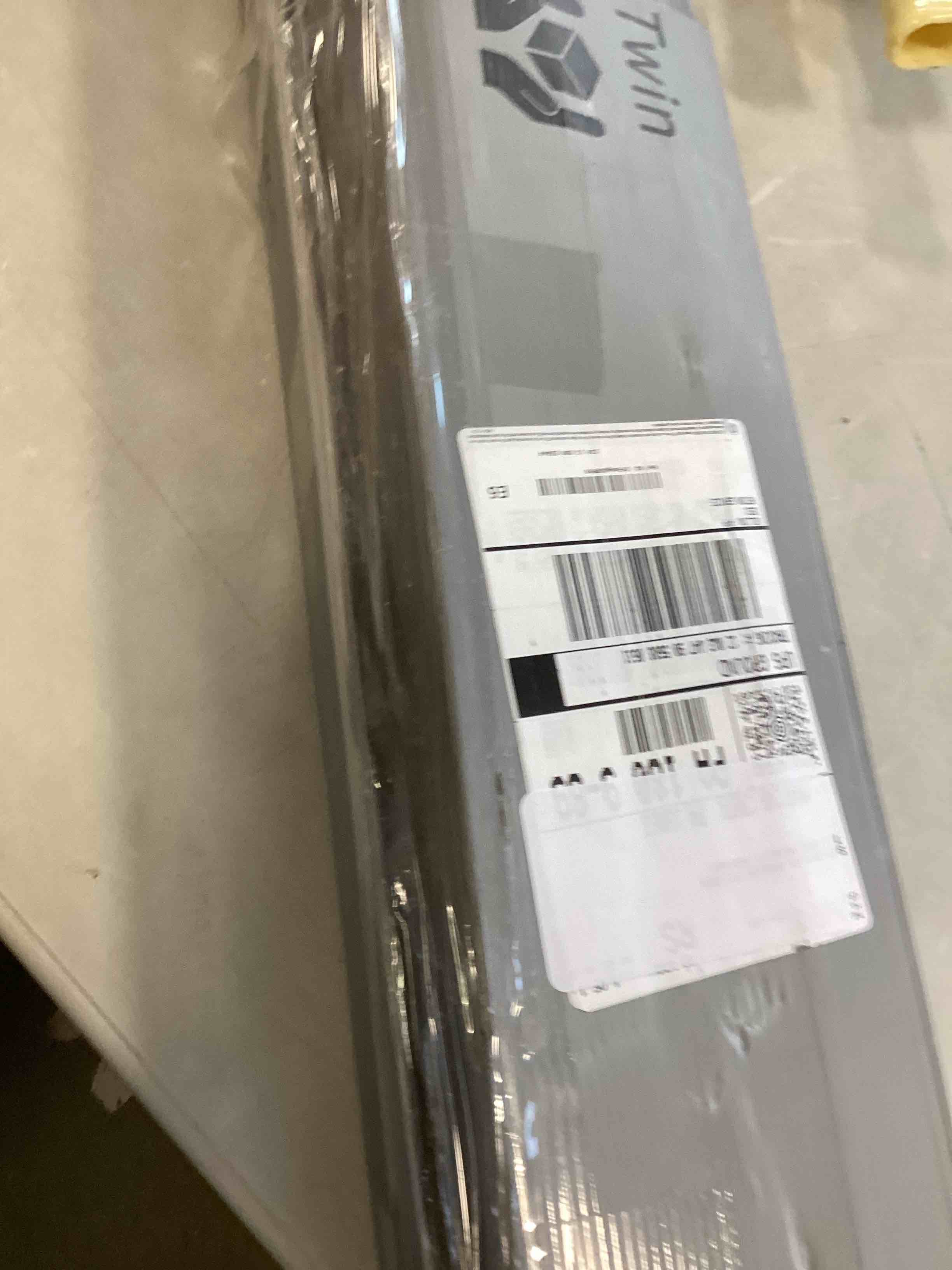 https://s3.amazonaws.com/lotting-images-prod/bidfta/GRA1779818_1741783049976.jpeg