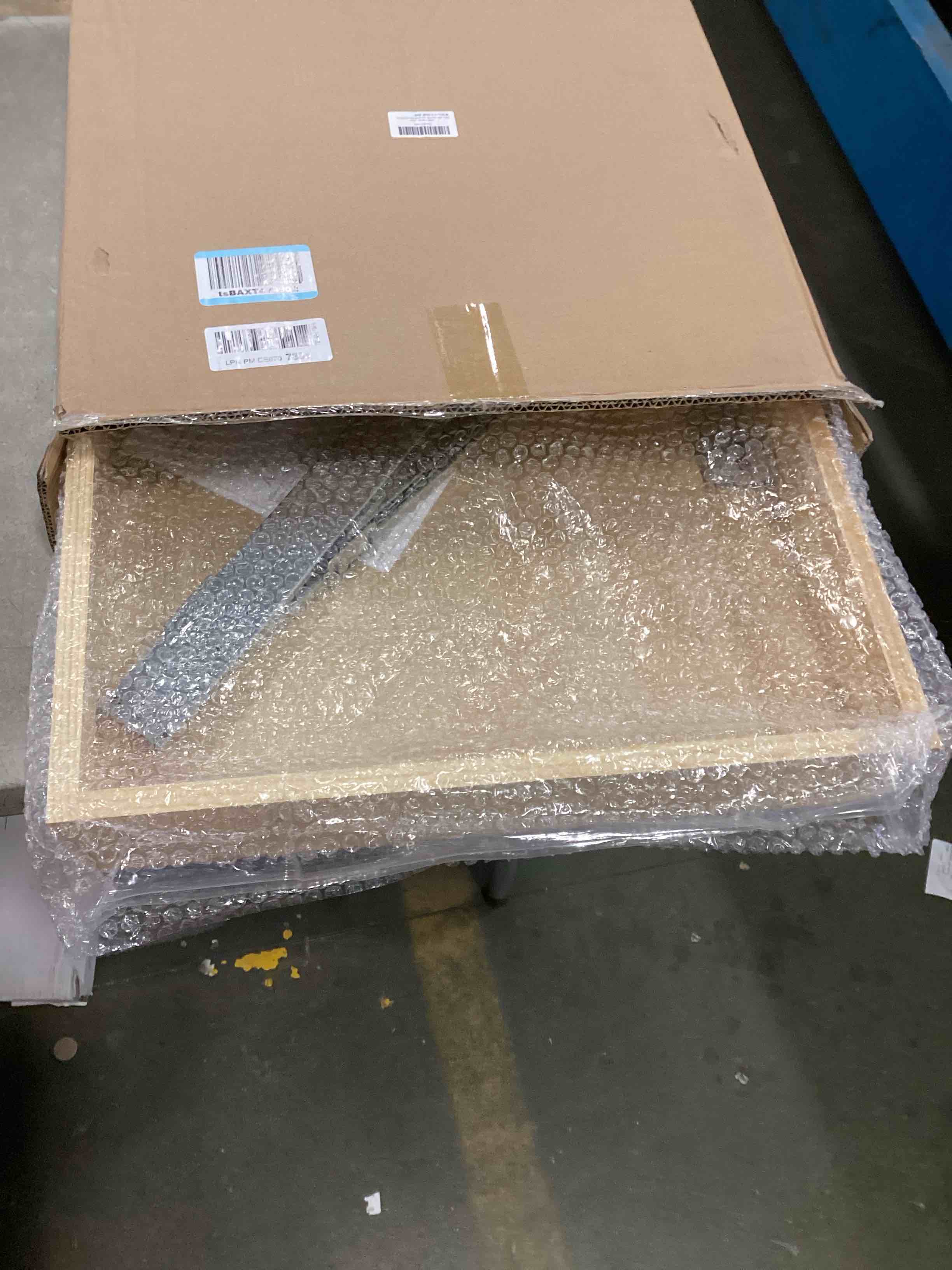 https://s3.amazonaws.com/lotting-images-prod/bidfta/GRA1867359_1735833674355.jpeg
