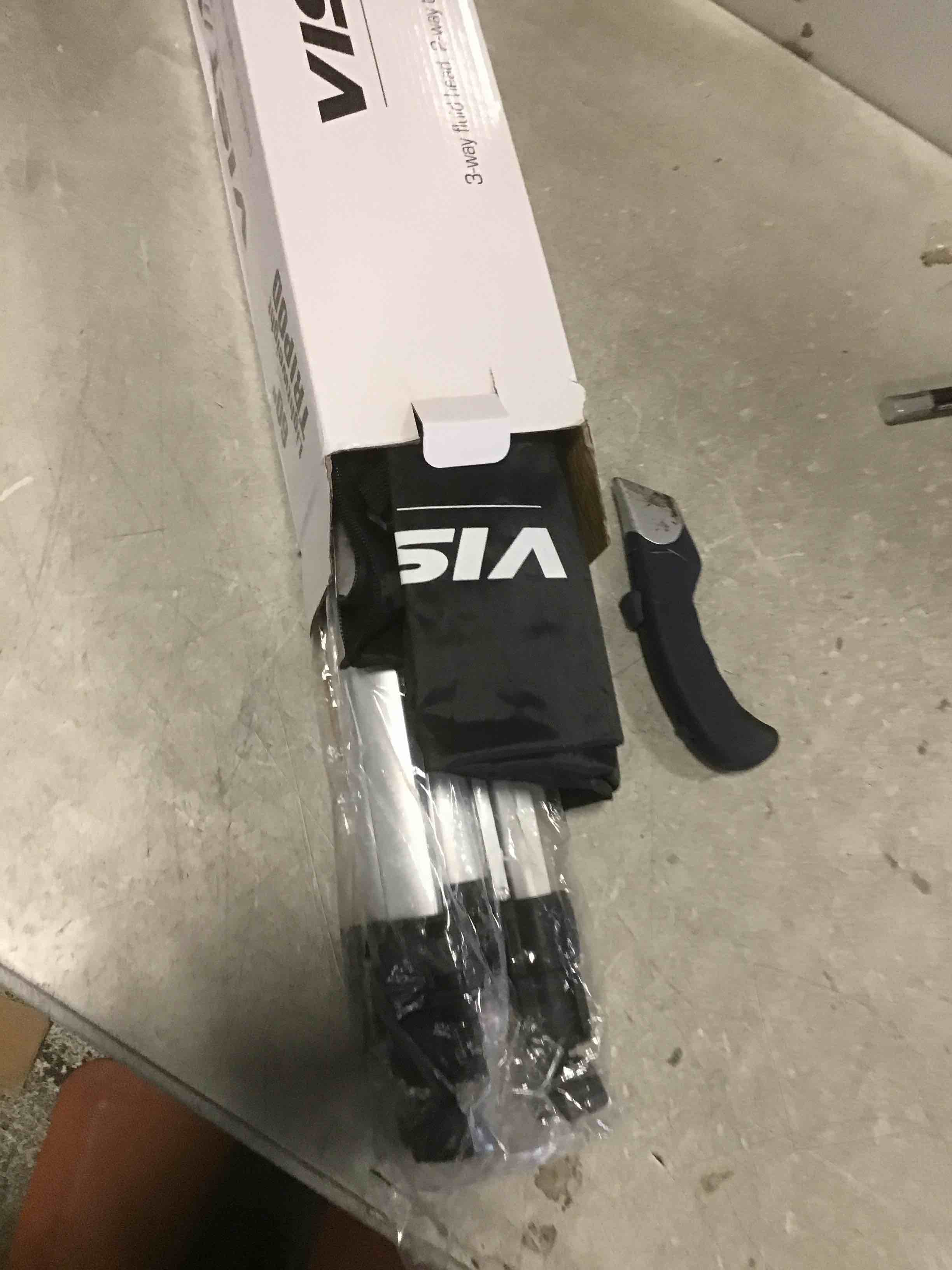 https://s3.amazonaws.com/lotting-images-prod/bidfta/GRA1880625_1742999475657.jpeg