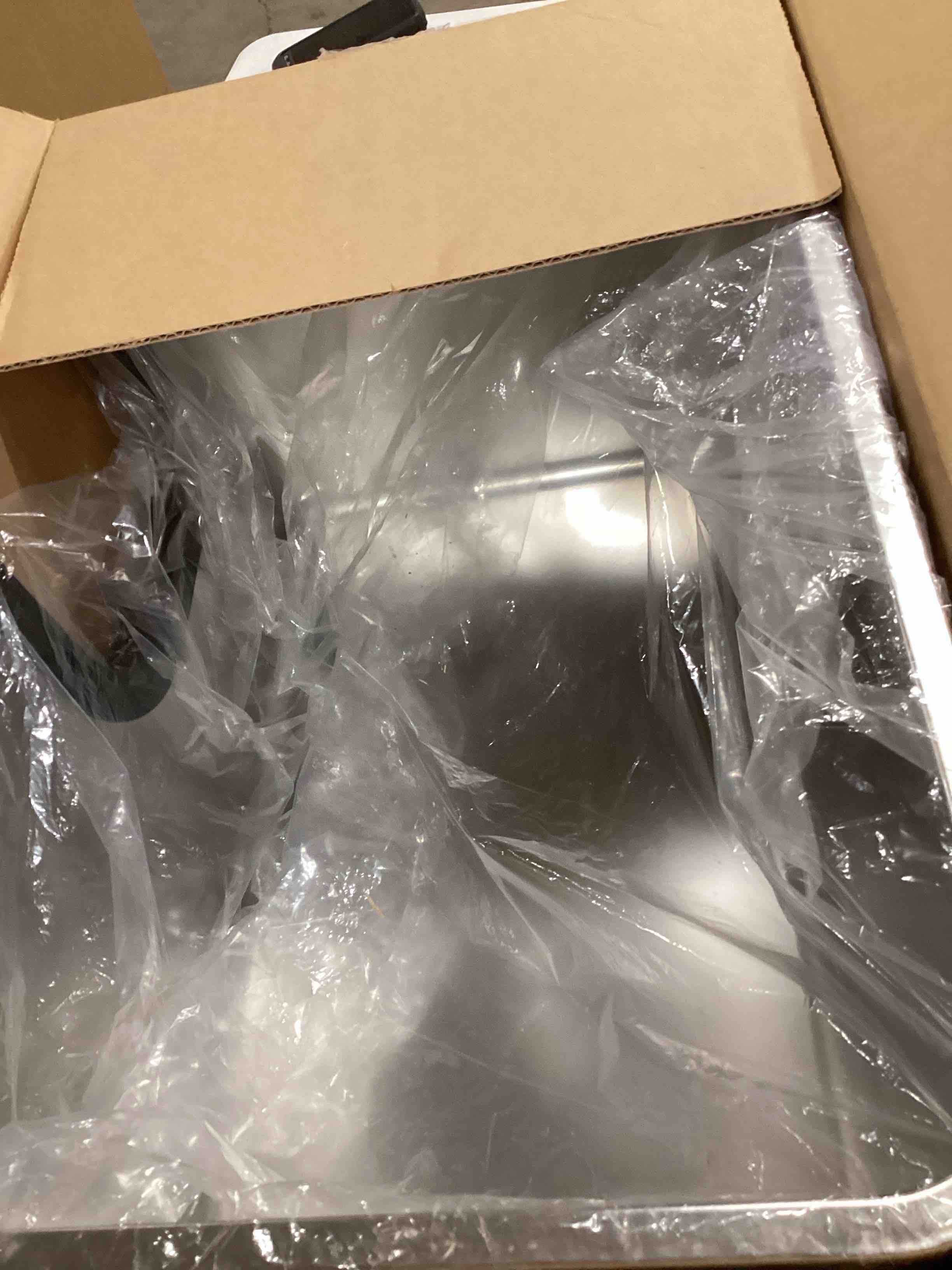 Condition photo showing Good Condition for Yangbaga Extra Large Stainless Steel Litter Box, Leak Proof 12 Inches High Sides for Urine & Litter Trapping, Easy Entry for Kittens, Older Cats,Non-Stick,Non-Slip,No Sharp Edges