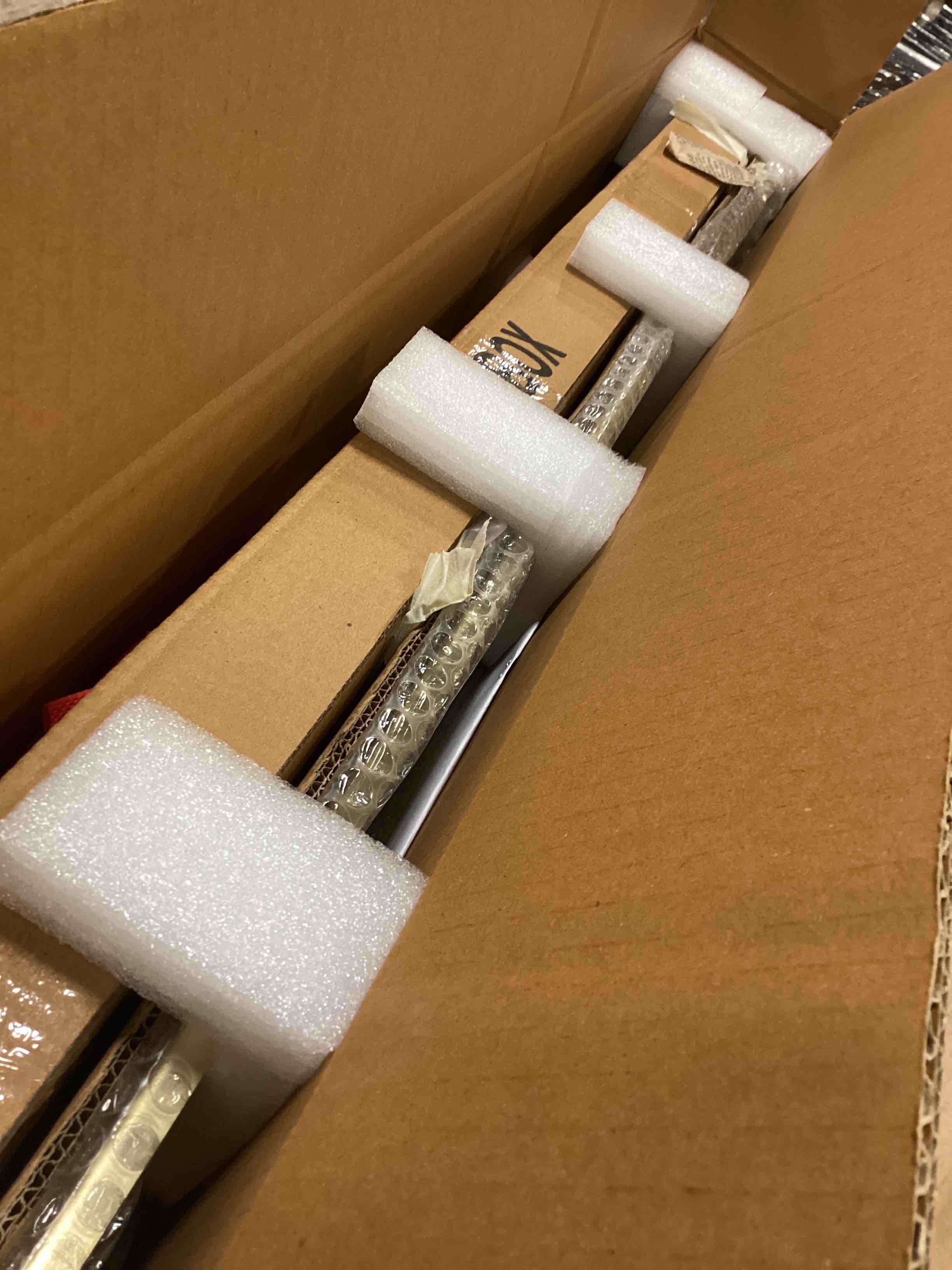 https://s3.amazonaws.com/lotting-images-prod/bidfta/GRA1939278_1747747013492.jpeg