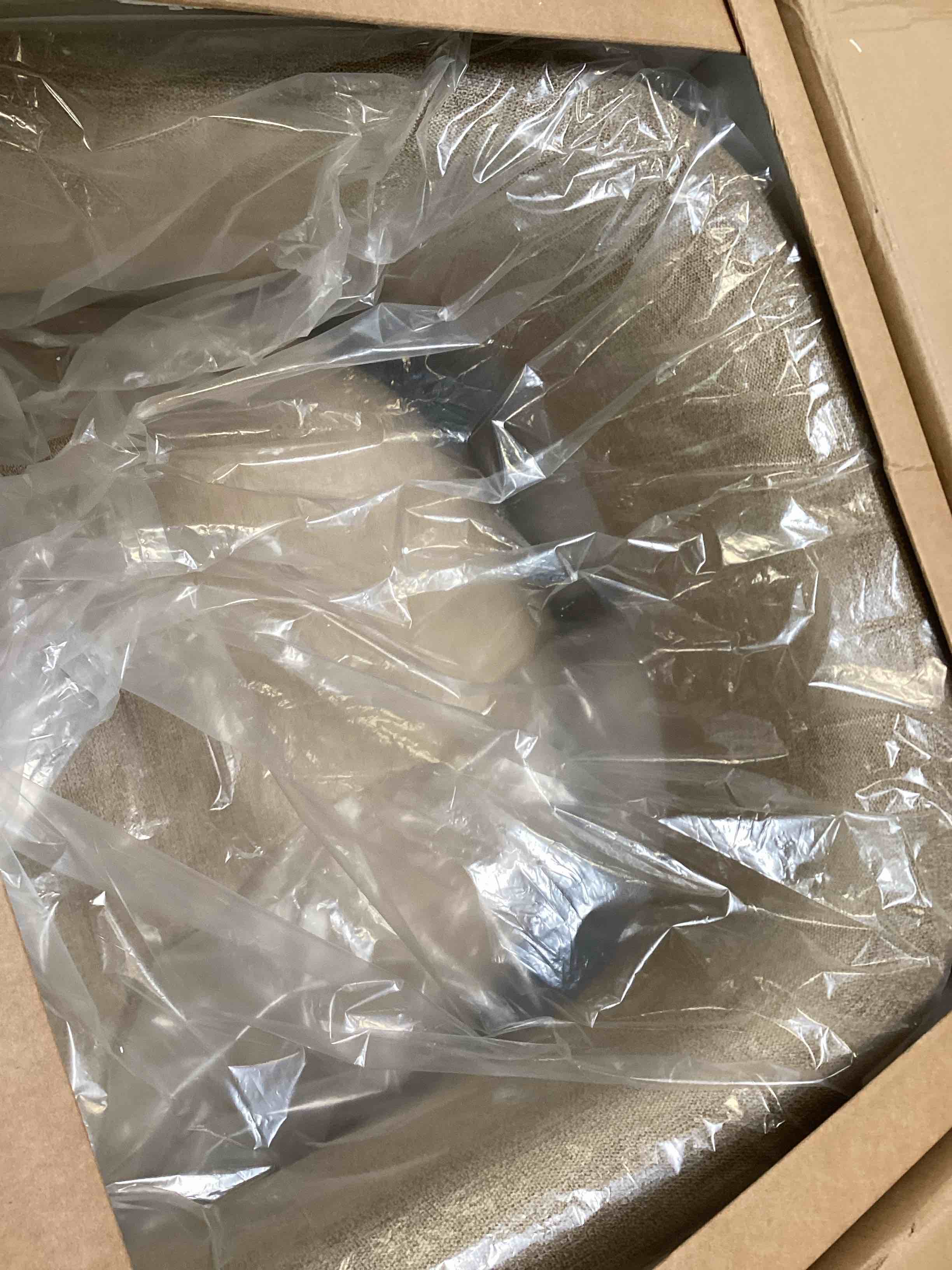 https://s3.amazonaws.com/lotting-images-prod/bidfta/GRA1940956_1749580676511.jpeg