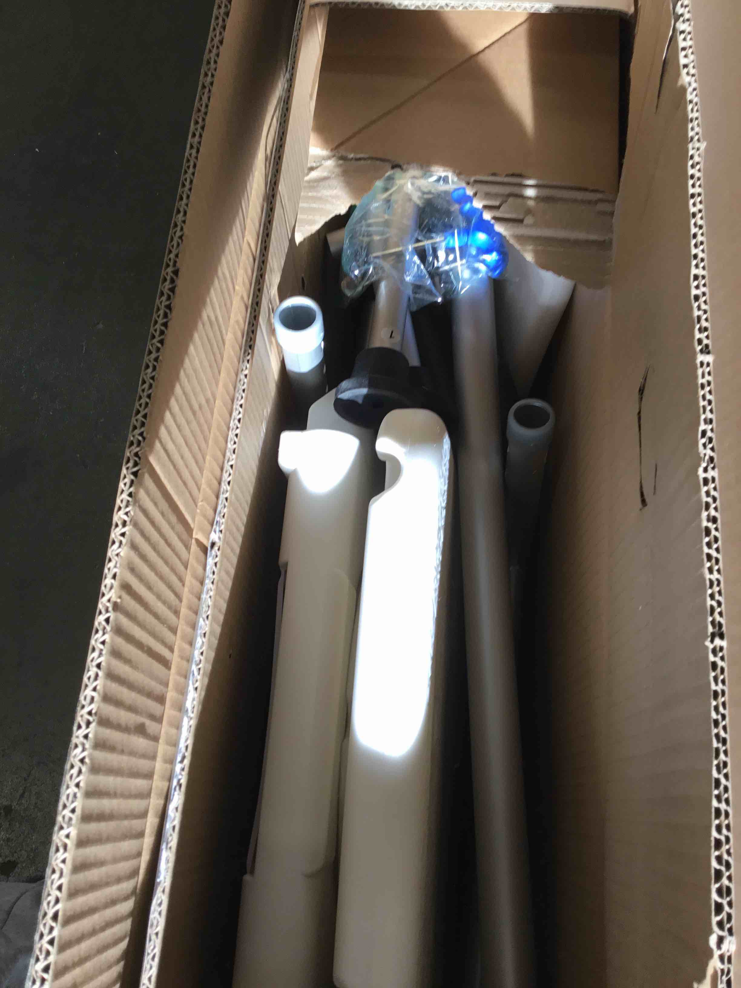 https://s3.amazonaws.com/lotting-images-prod/bidfta/GRA1960808_1738248910125.jpeg