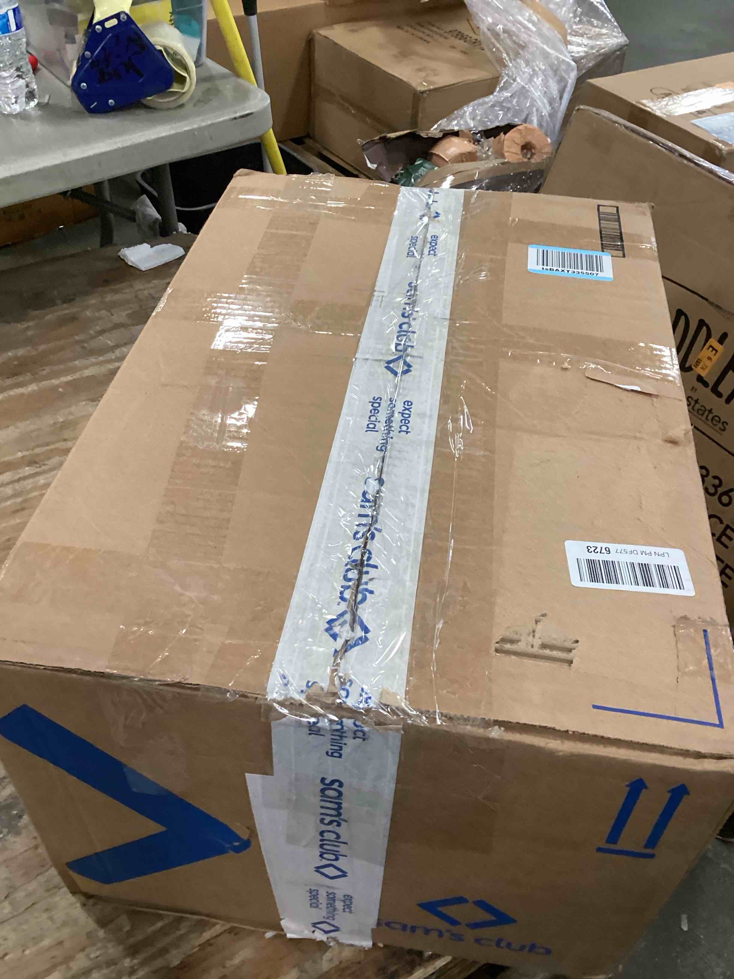 https://s3.amazonaws.com/lotting-images-prod/bidfta/GRA1979113_1737480992570.jpeg