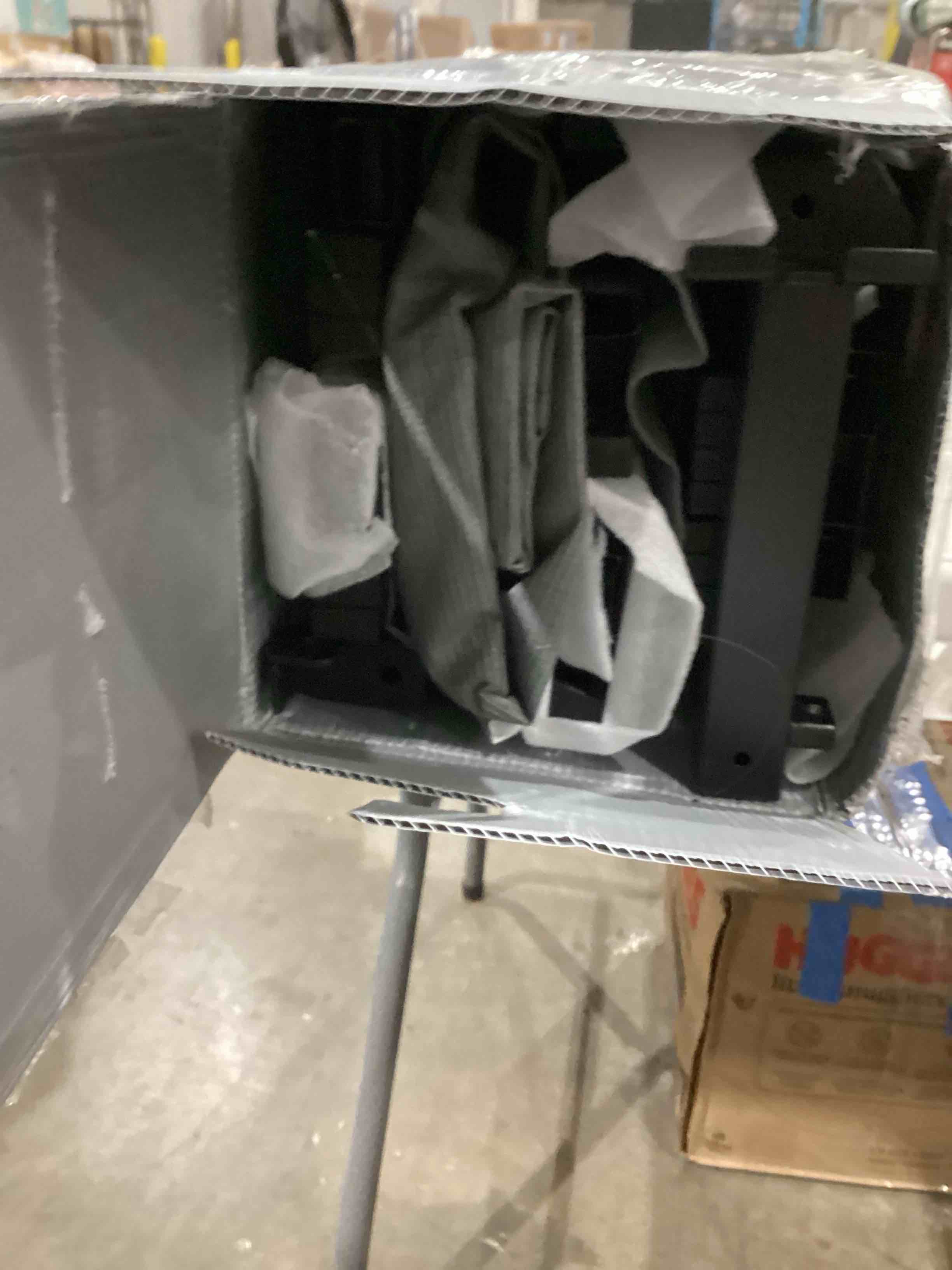 https://s3.amazonaws.com/lotting-images-prod/bidfta/GRA1987741_1745946264134.jpeg
