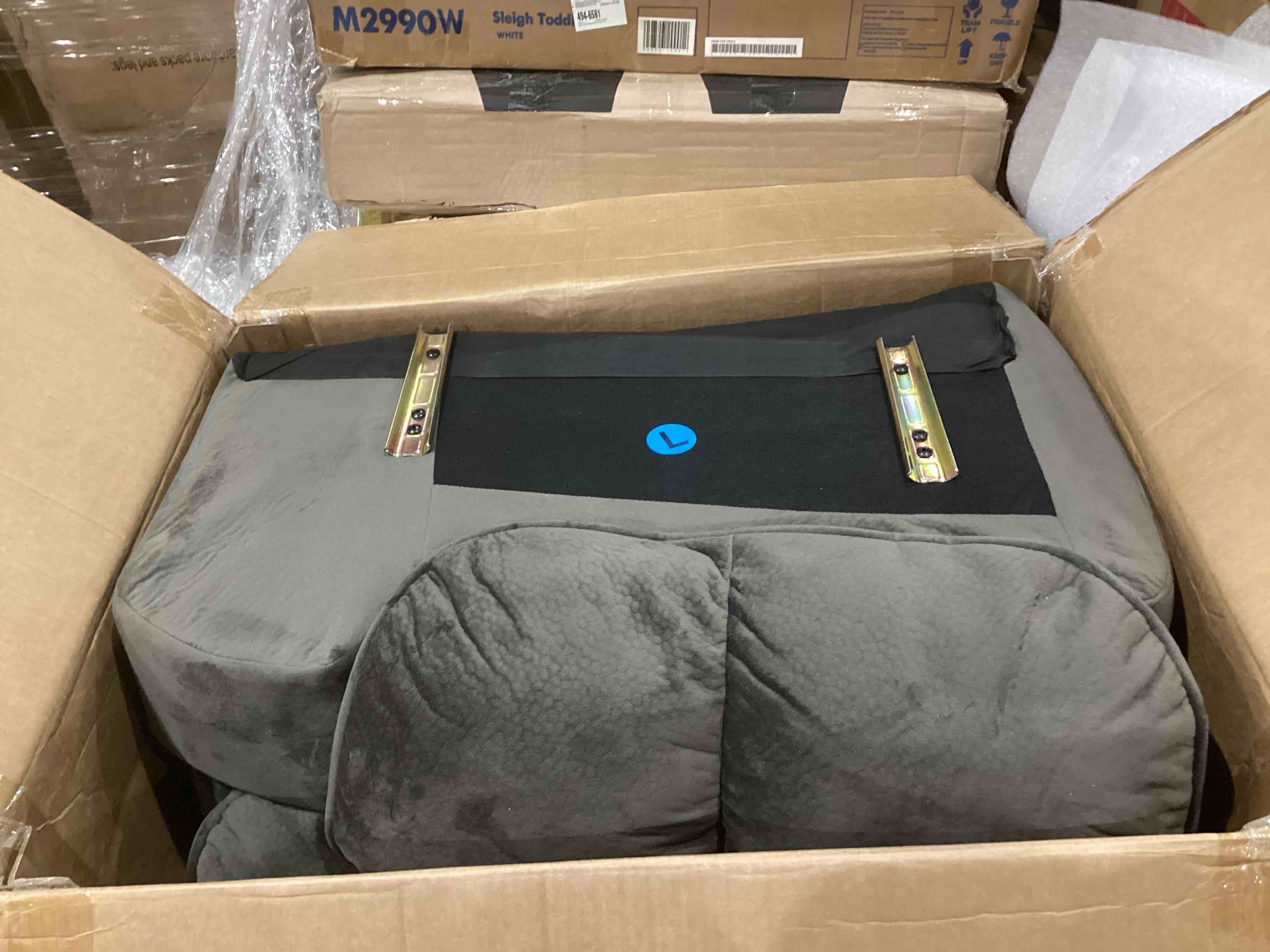 https://s3.amazonaws.com/lotting-images-prod/bidfta/GRA1990070_1752154607994.jpeg