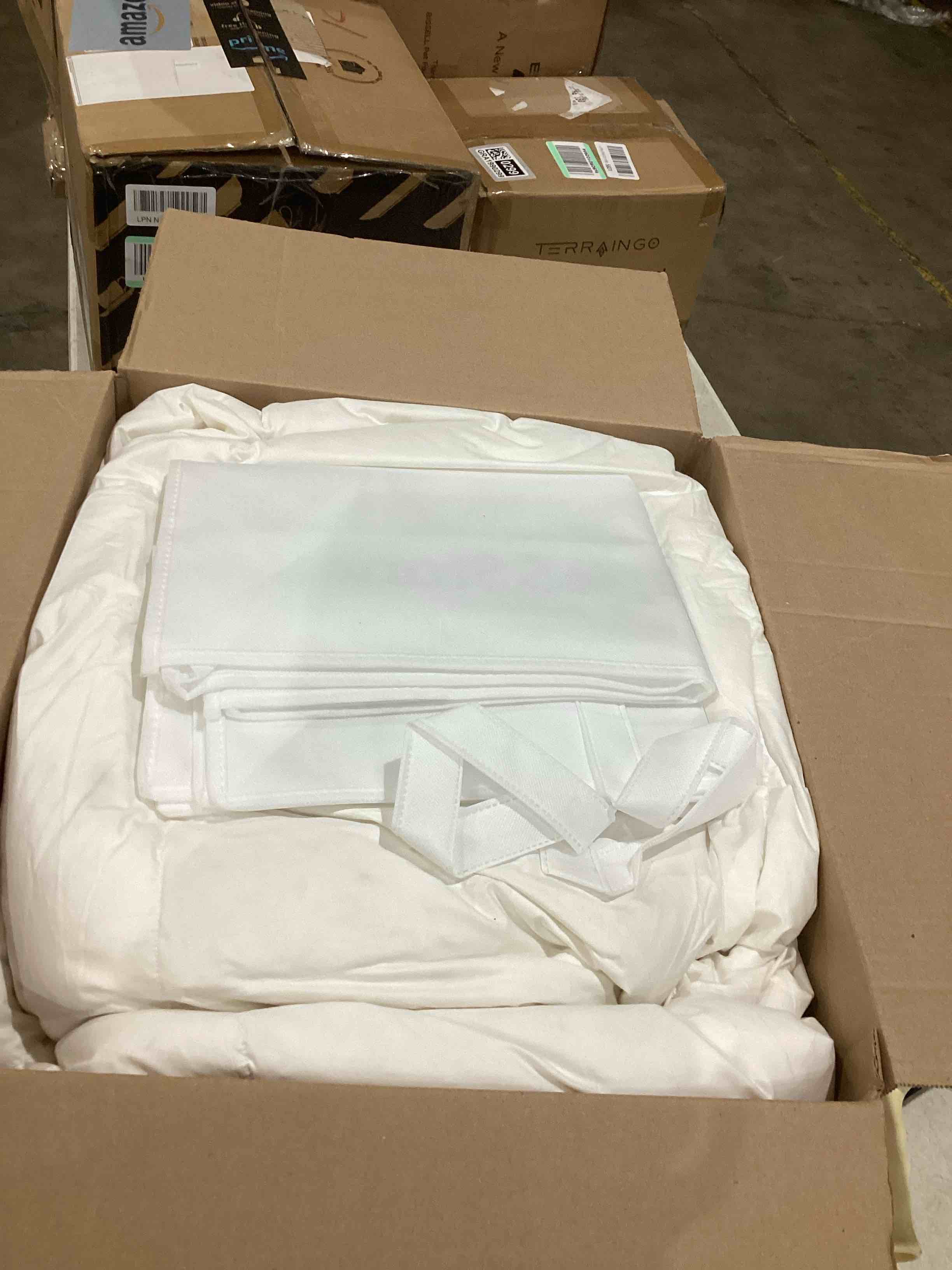 https://s3.amazonaws.com/lotting-images-prod/bidfta/GRA1990316_1752690771608.jpeg