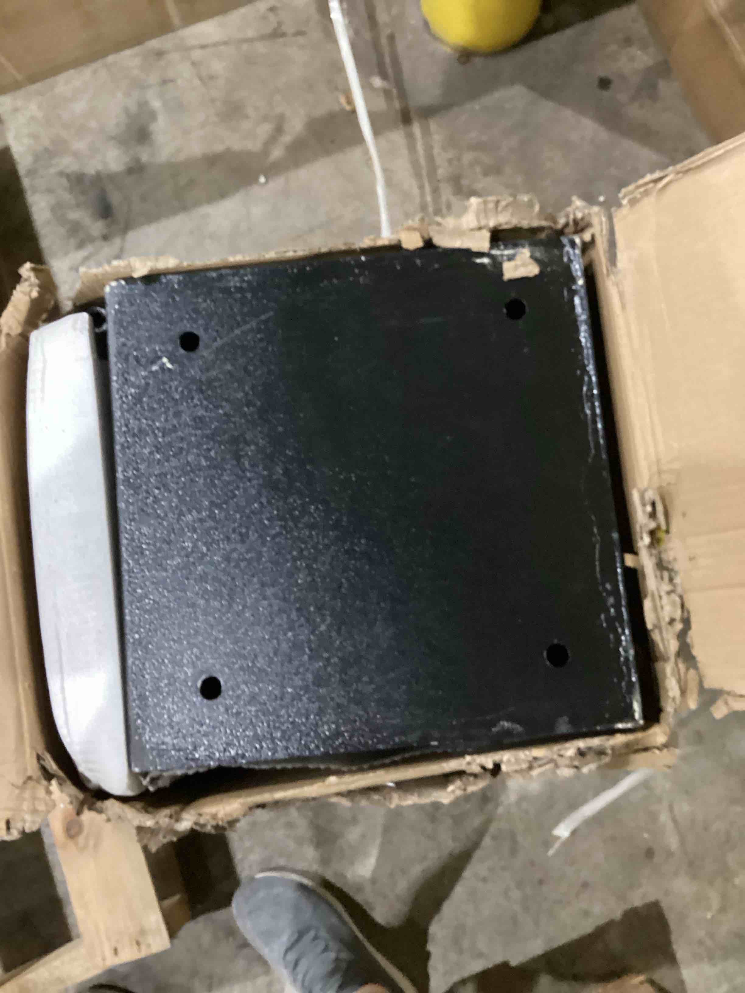 https://s3.amazonaws.com/lotting-images-prod/bidfta/GRA1990840_1754054713712.jpeg