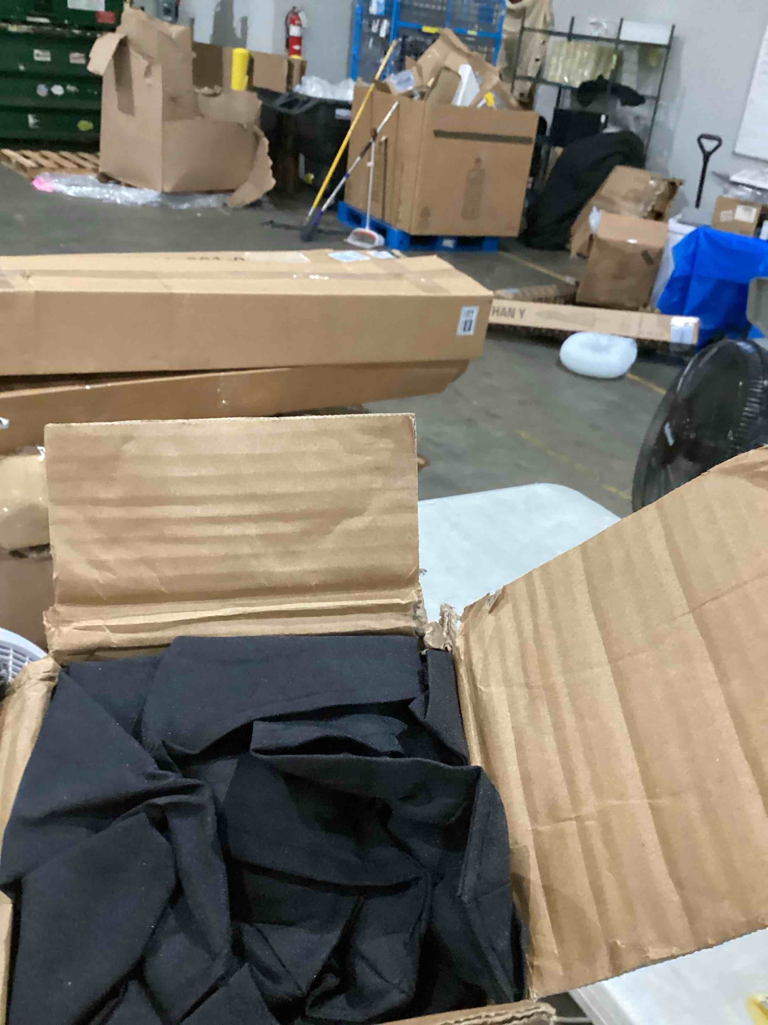 https://s3.amazonaws.com/lotting-images-prod/bidfta/GRA1990905_1754306391851.jpeg