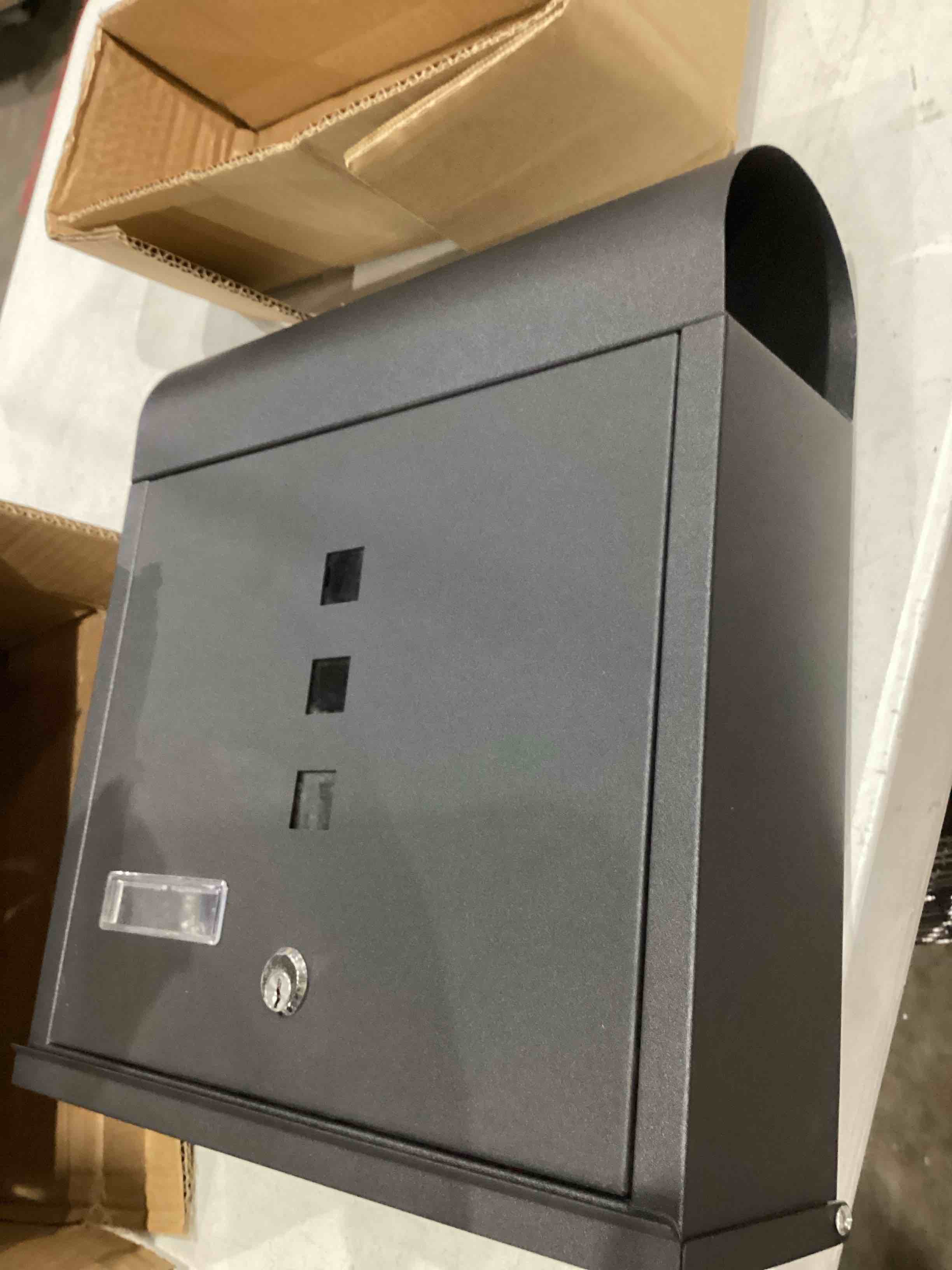 https://s3.amazonaws.com/lotting-images-prod/bidfta/GRA1993709_1751458565572.jpeg