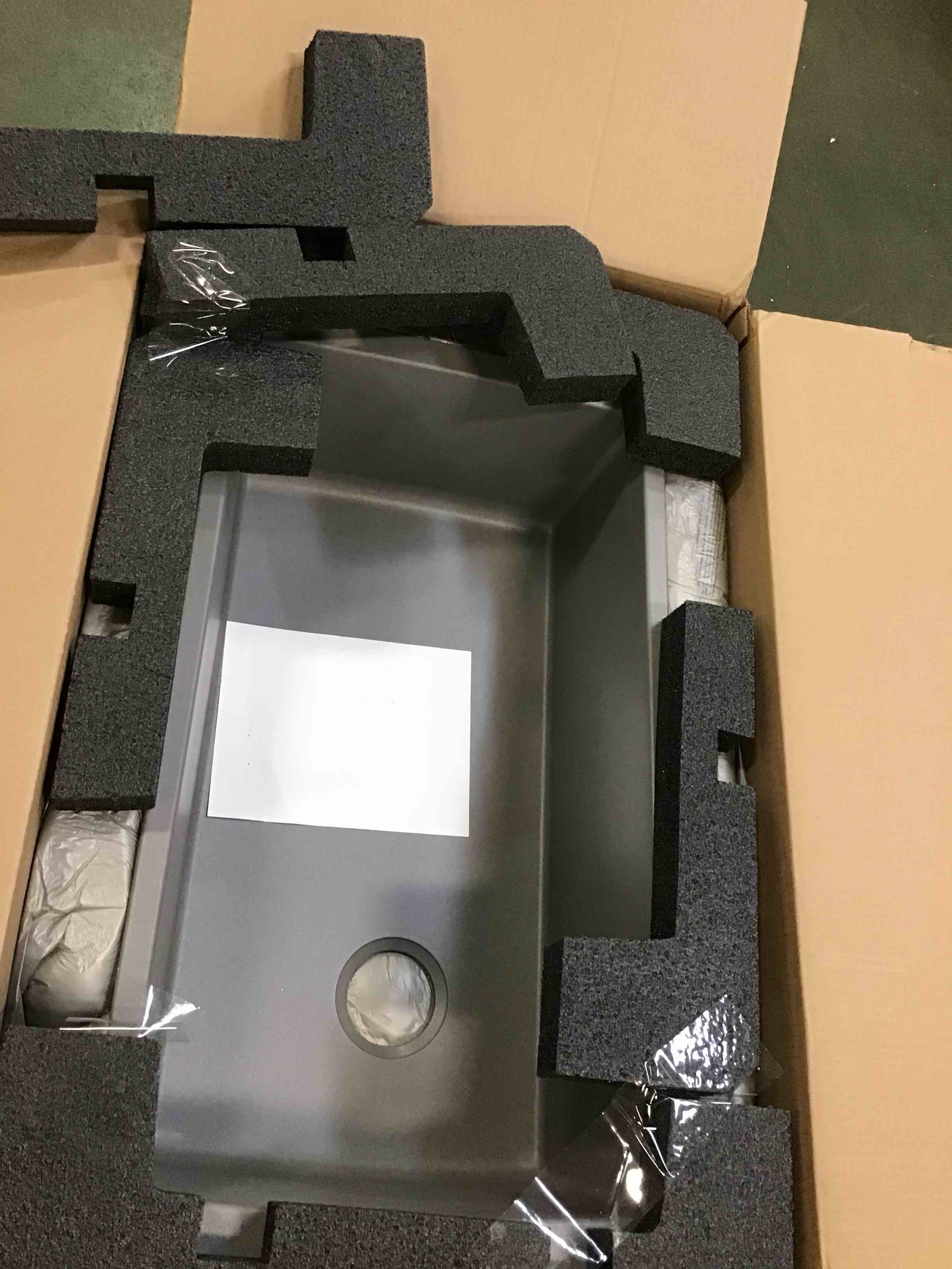 https://s3.amazonaws.com/lotting-images-prod/bidfta/GRA2018363_1745933450537.jpeg