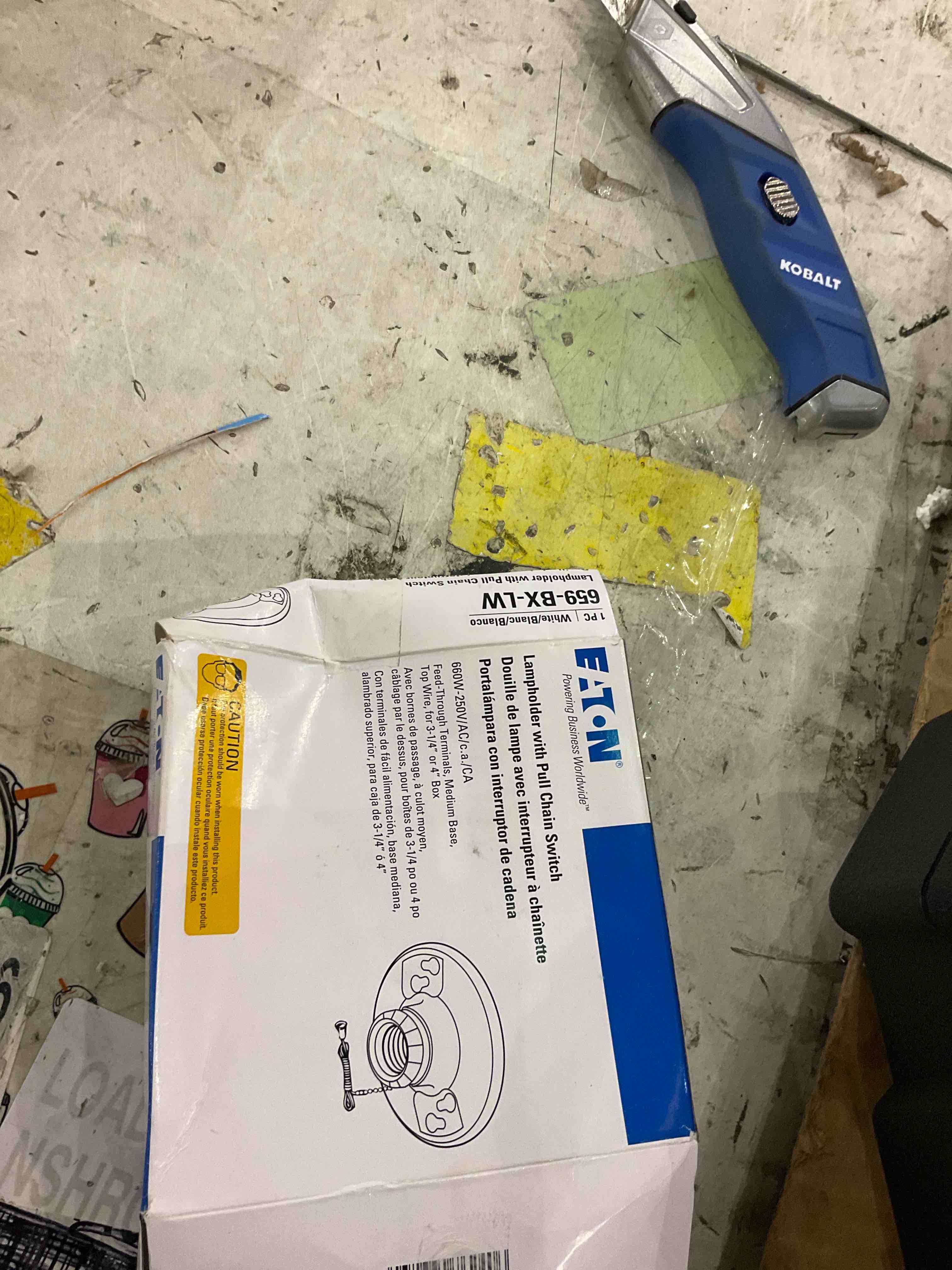 Eaton lamp holder with pull chain switch 